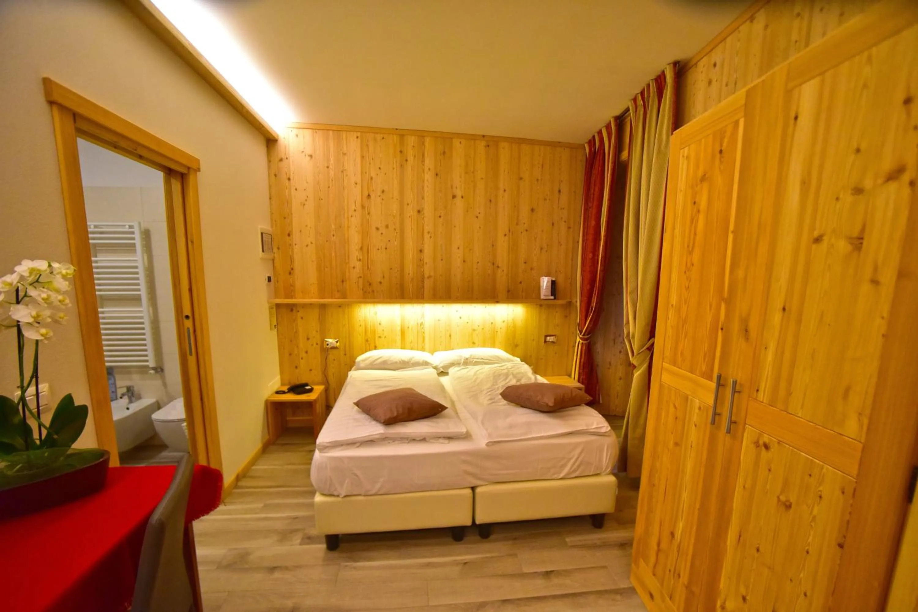 Photo of the whole room, Bed in Albergo Stelvio