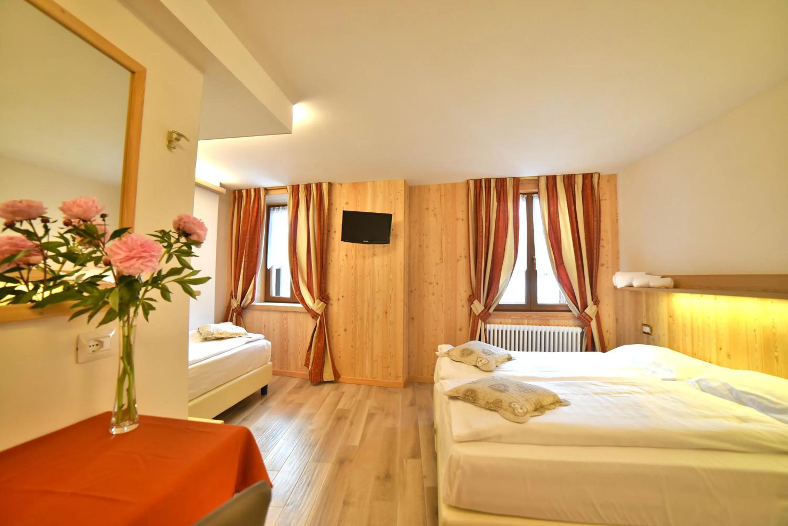 Photo of the whole room, Bed in Albergo Stelvio
