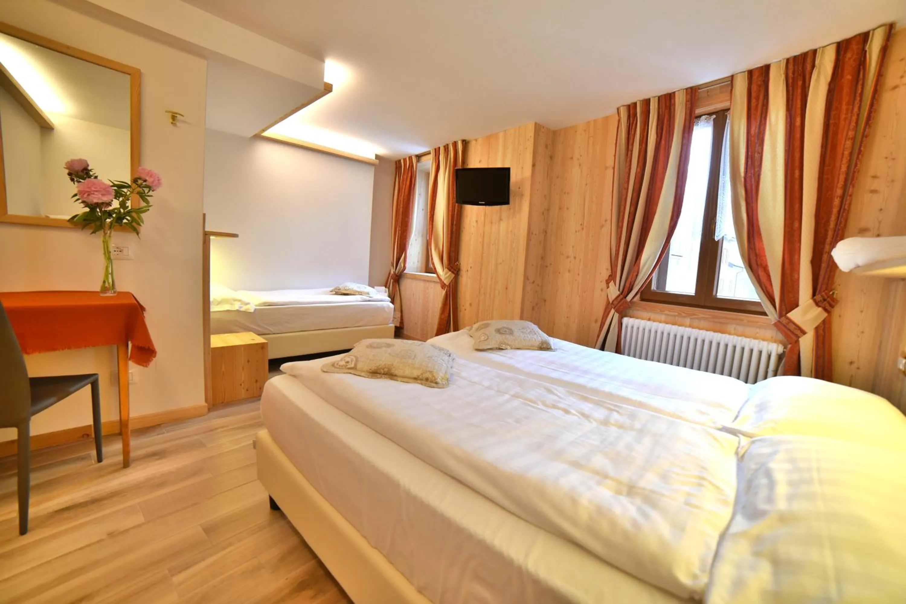 Photo of the whole room, Bed in Albergo Stelvio