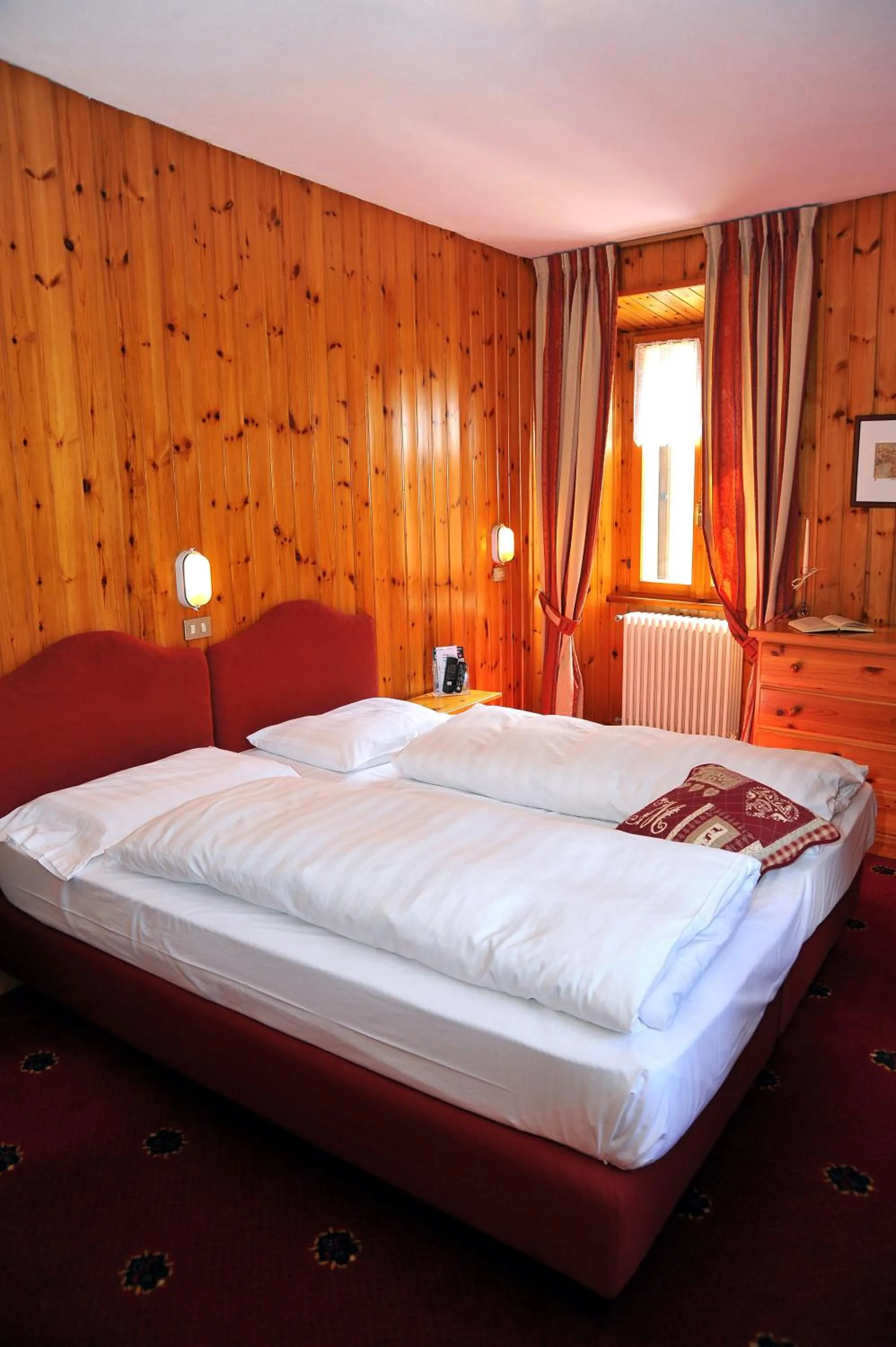 Photo of the whole room, Bed in Albergo Stelvio