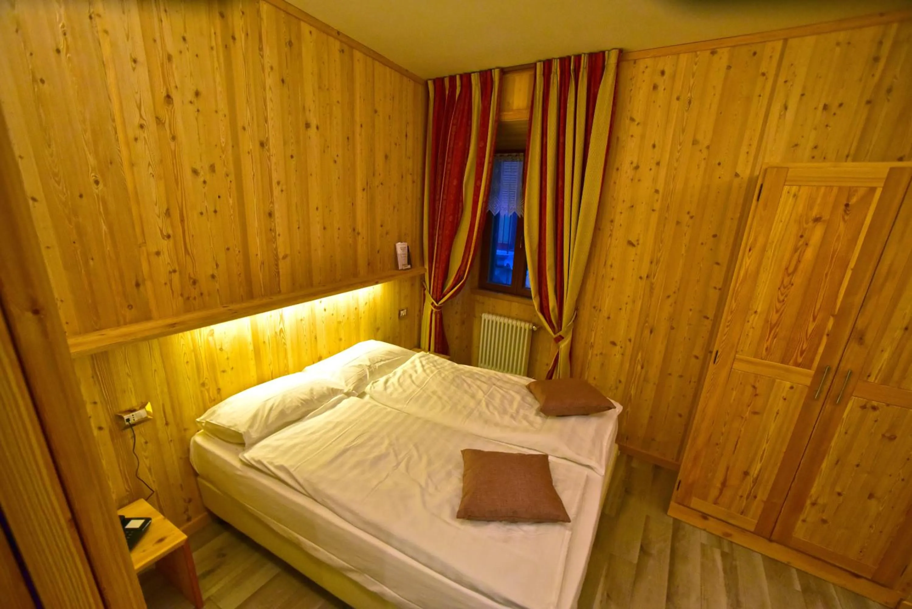 Photo of the whole room, Bed in Albergo Stelvio