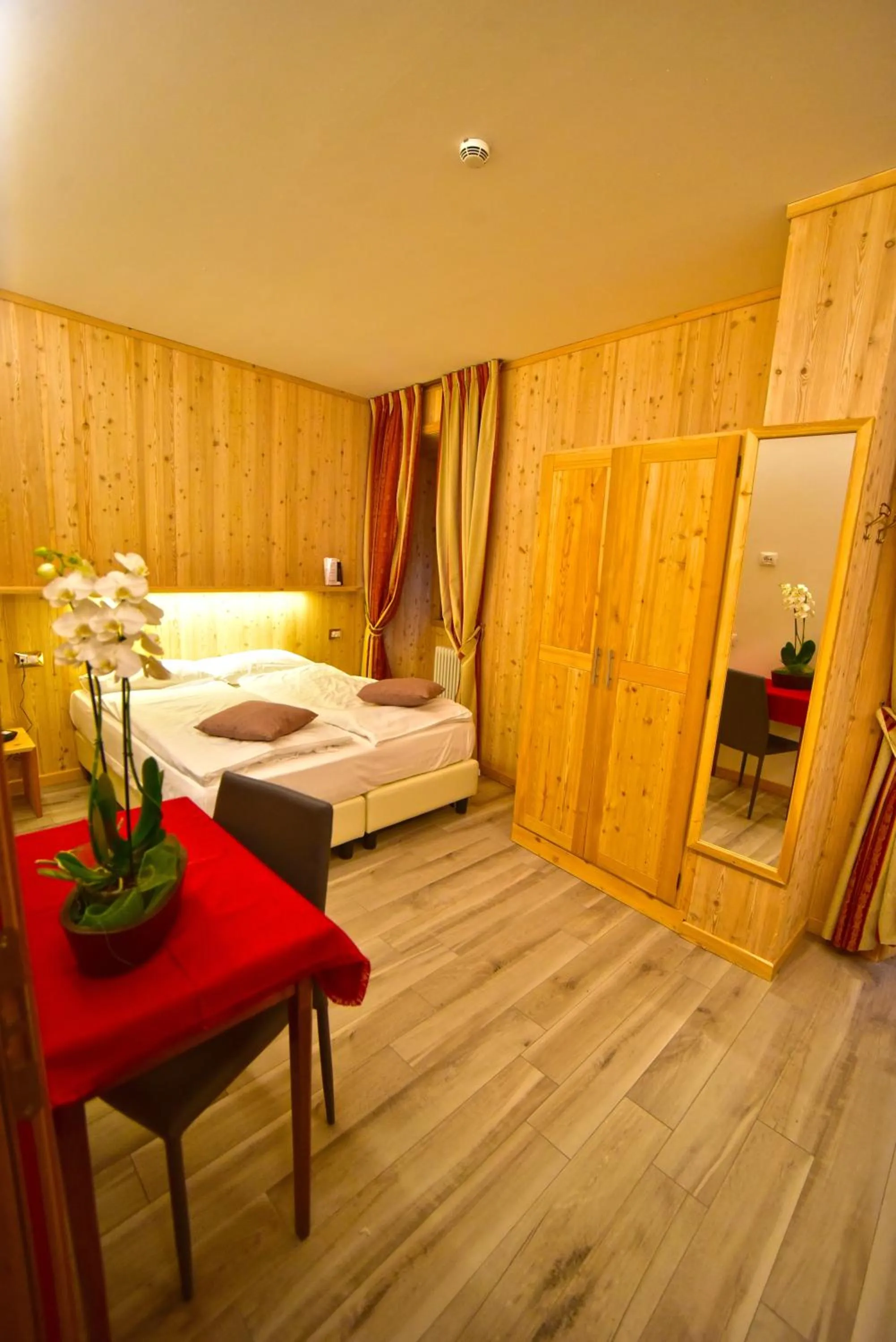 Photo of the whole room, Bed in Albergo Stelvio