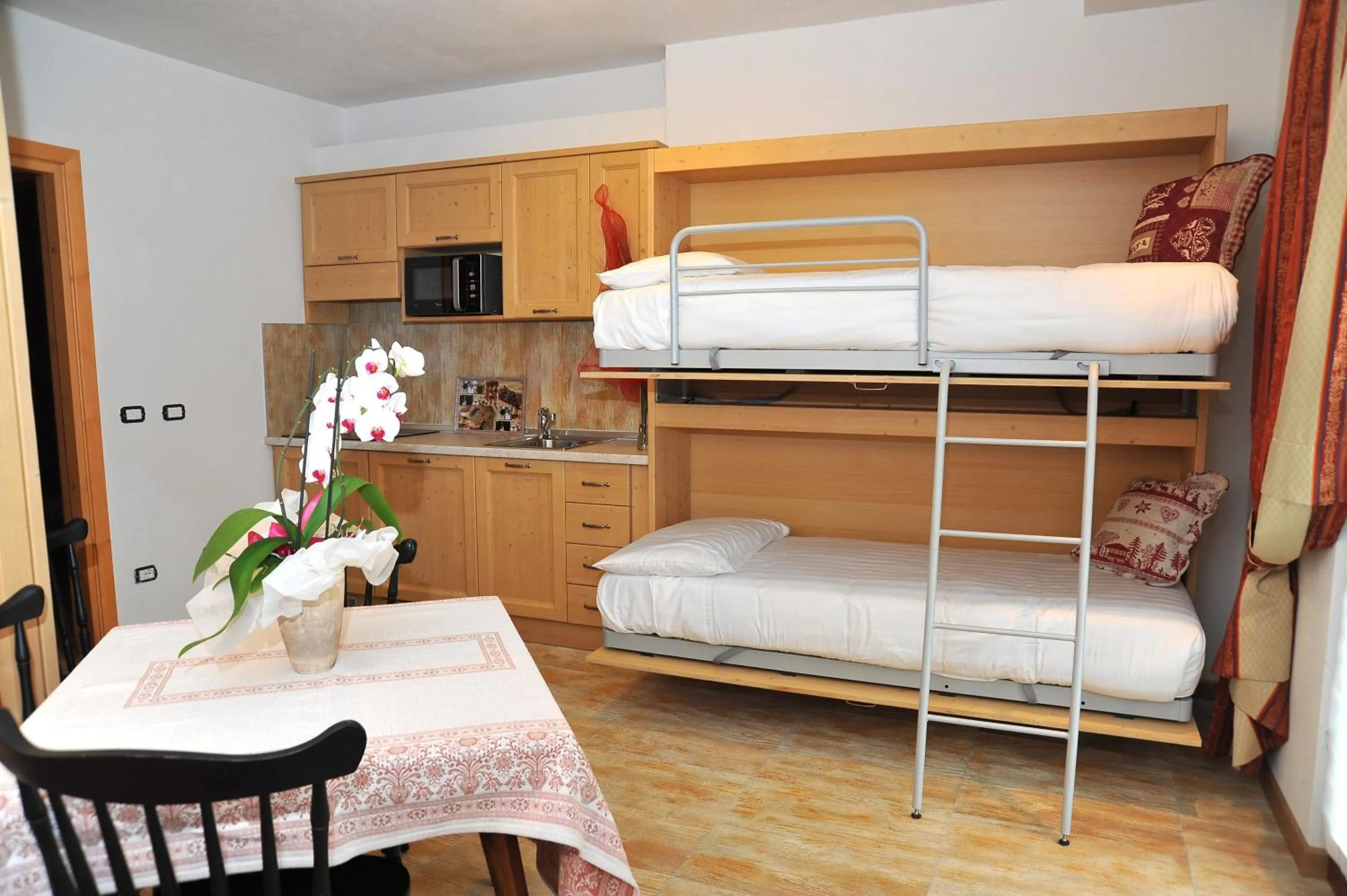 bunk bed, Bed in Albergo Stelvio
