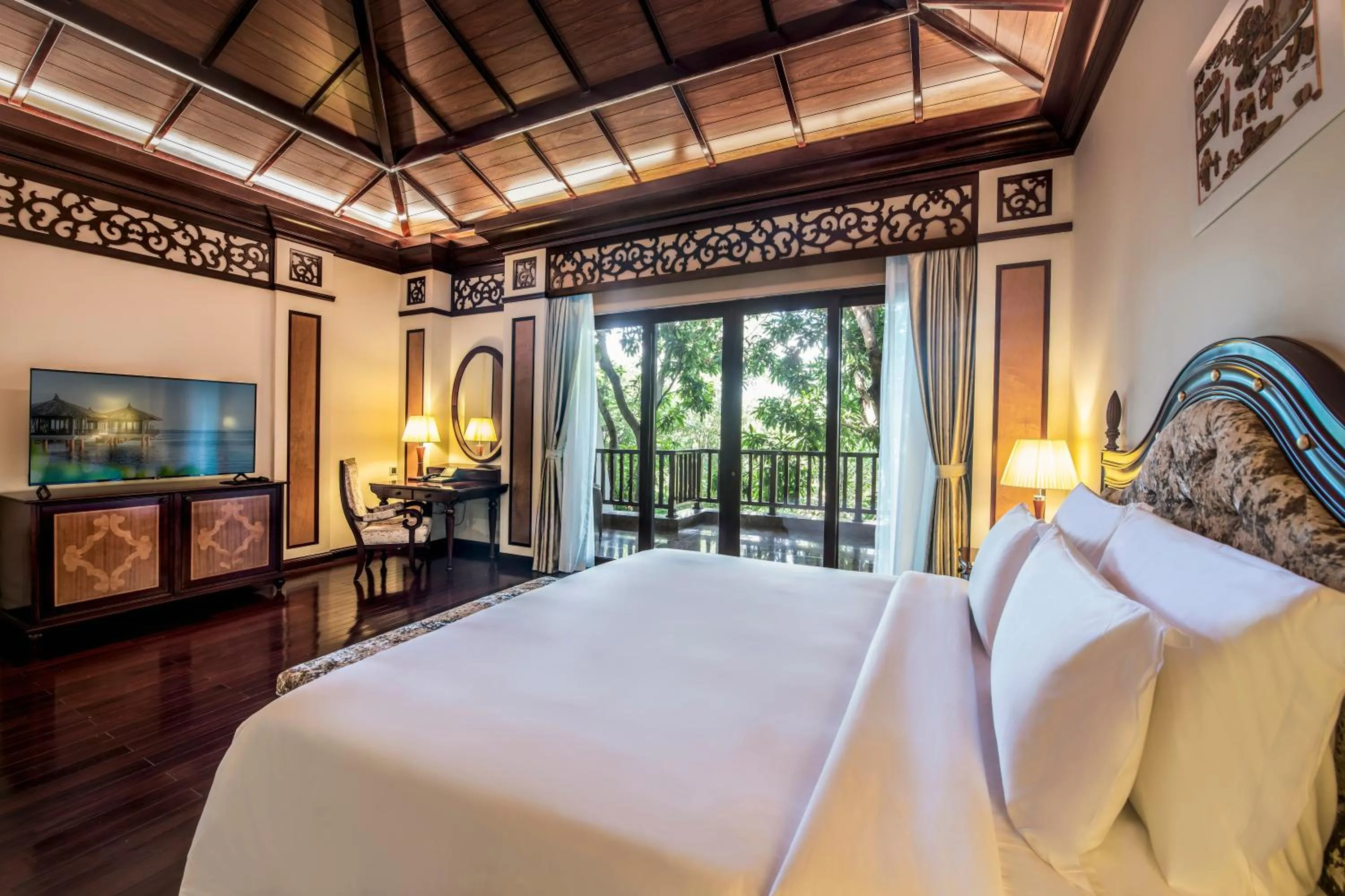 View (from property/room), Bed in Vinpearl Luxury Nha Trang