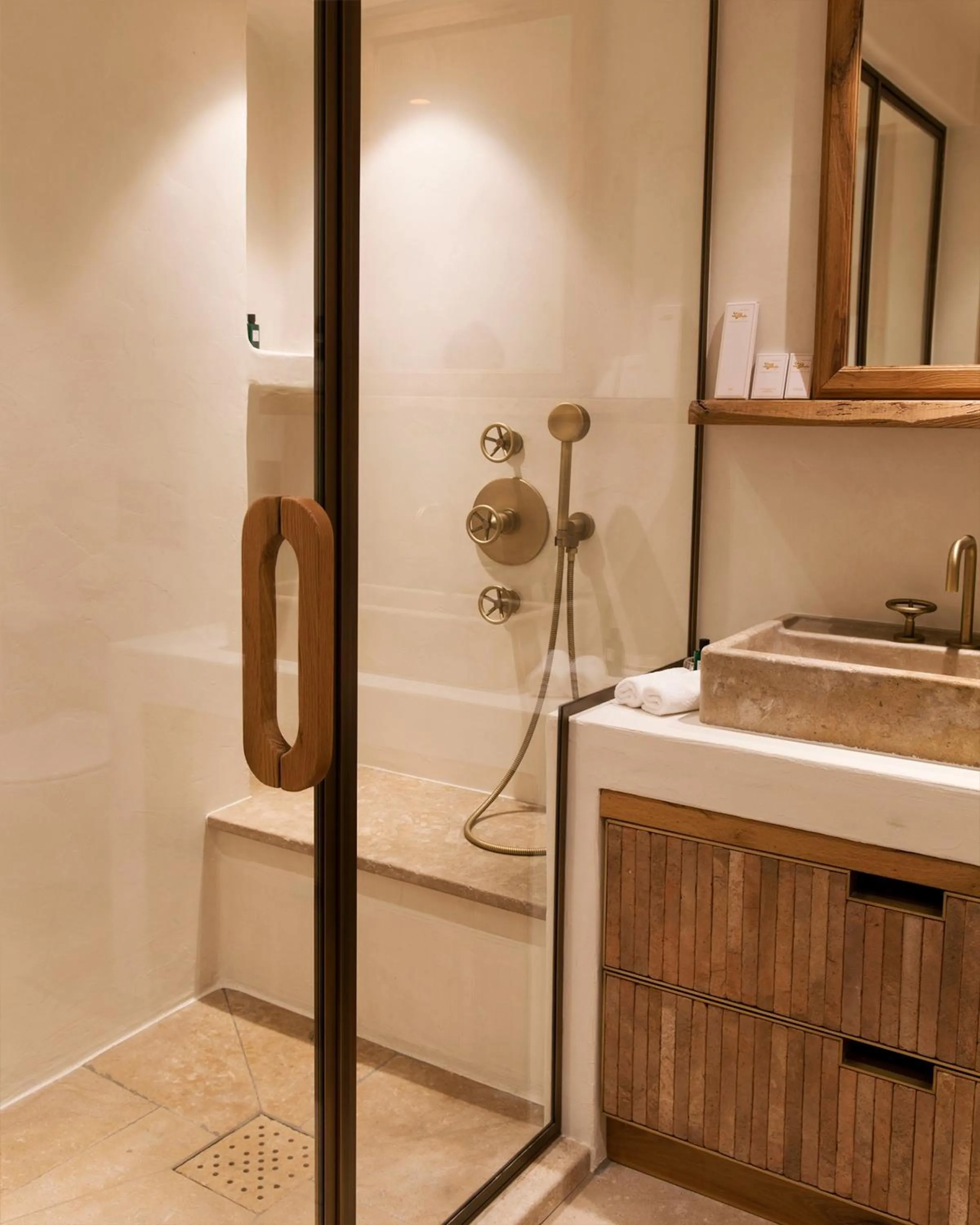 Shower in Hotel la Ponche