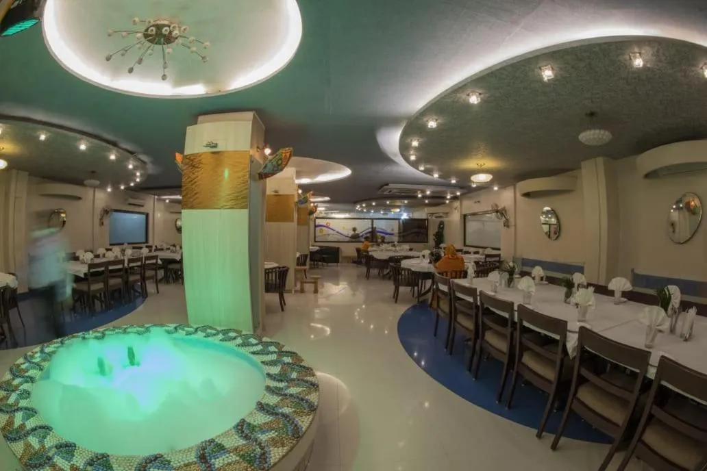 Restaurant/places to eat in Hotel Surbhi