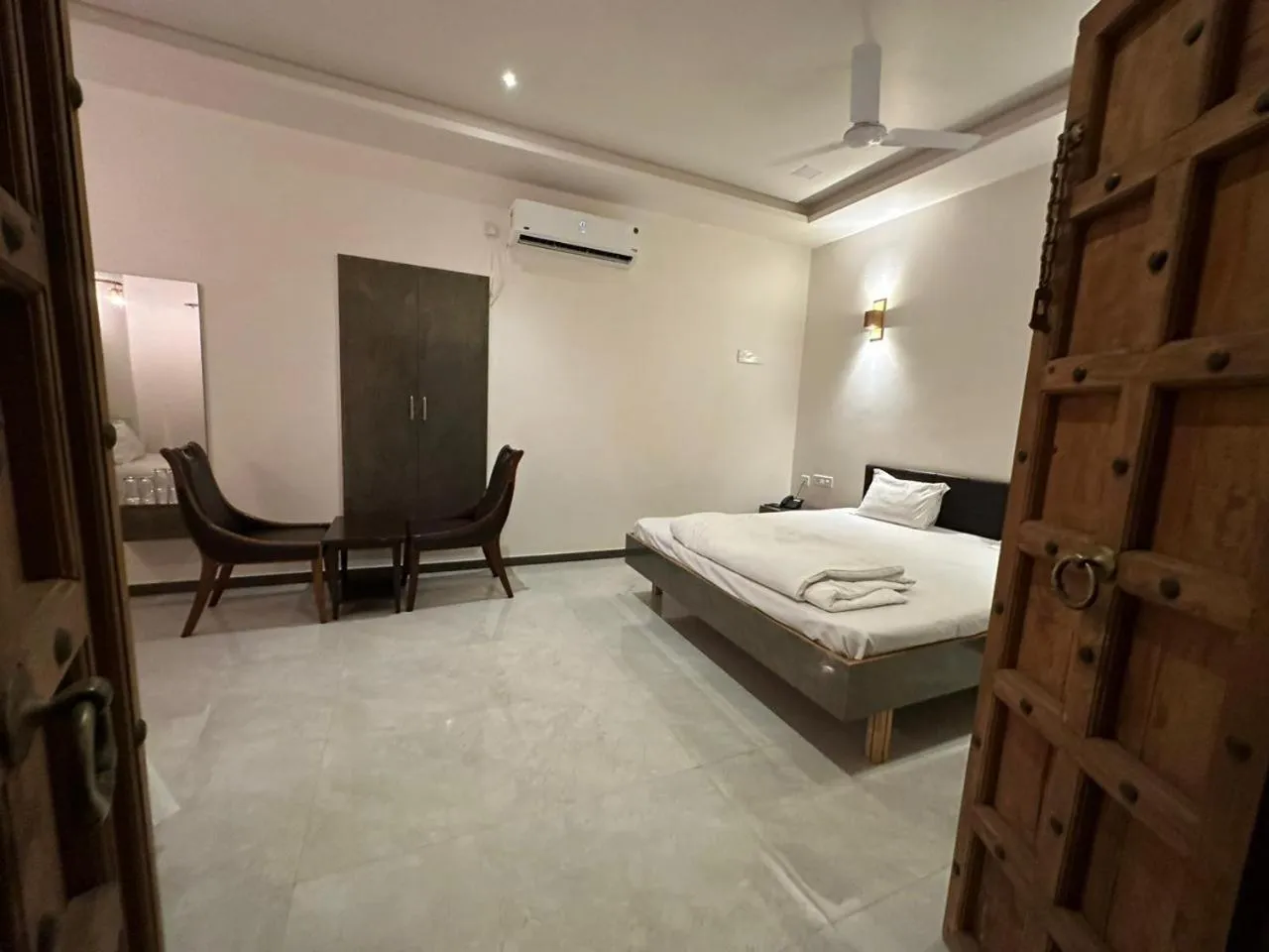 Bedroom, Bed in Hotel Surbhi