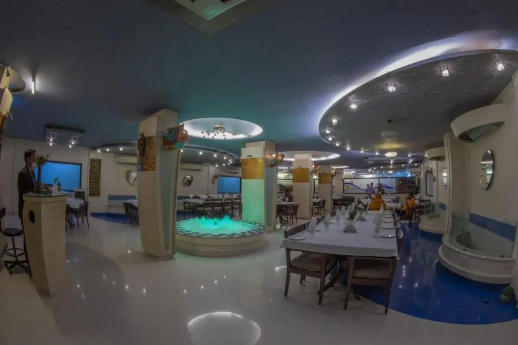 Restaurant/places to eat in Hotel Surbhi