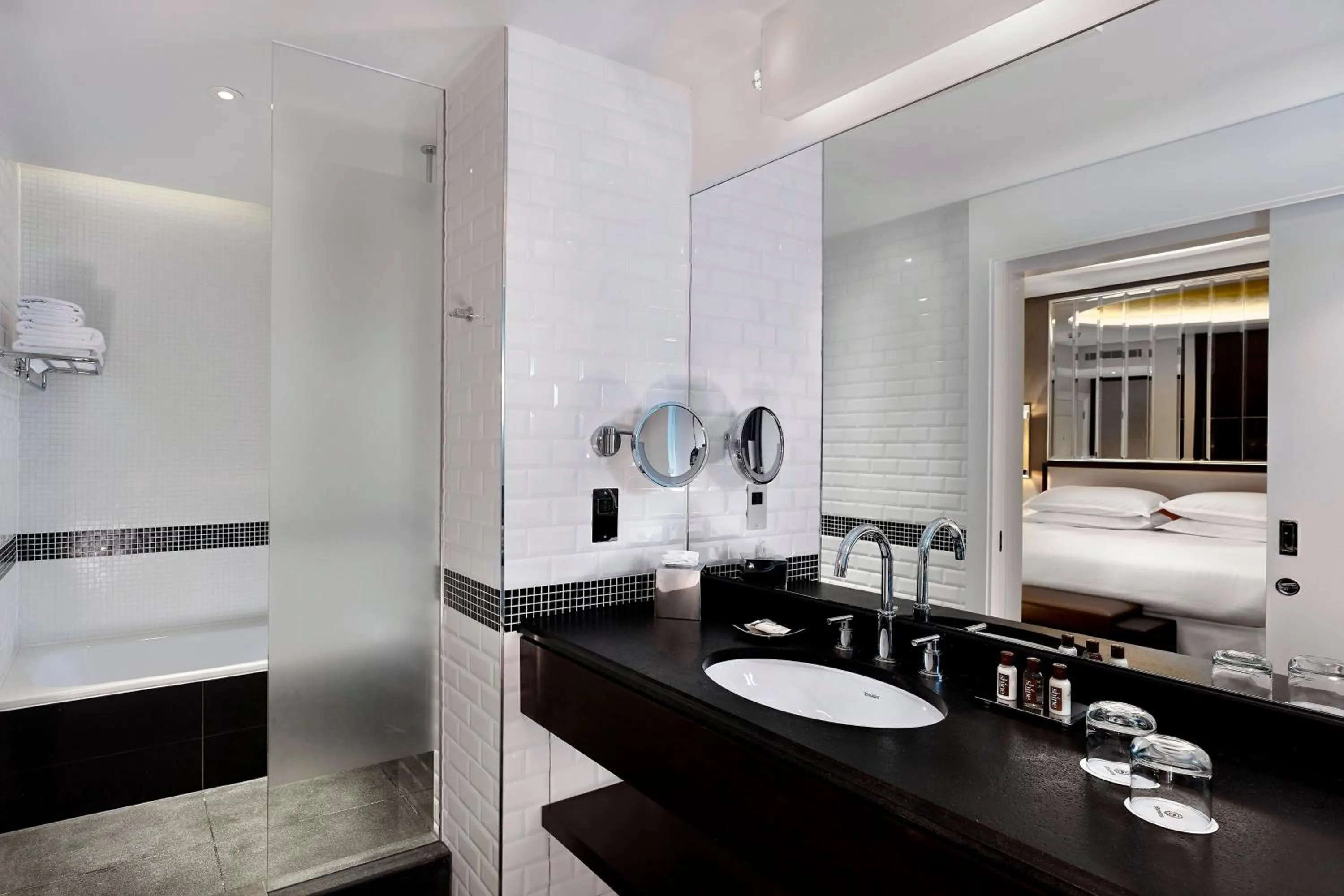 Bathroom, Bed in Sheraton Grand London Park Lane