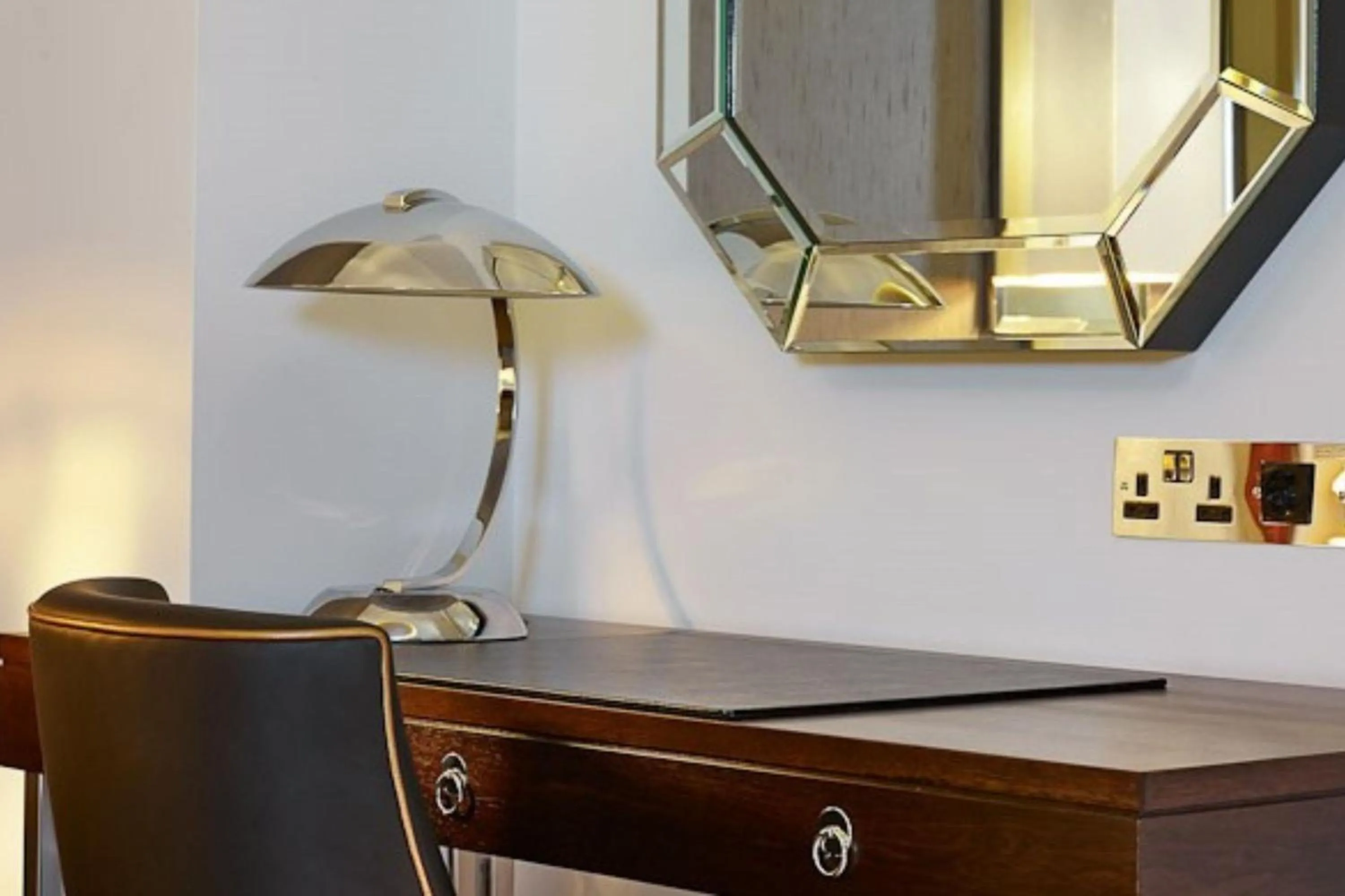 Photo of the whole room in Sheraton Grand London Park Lane