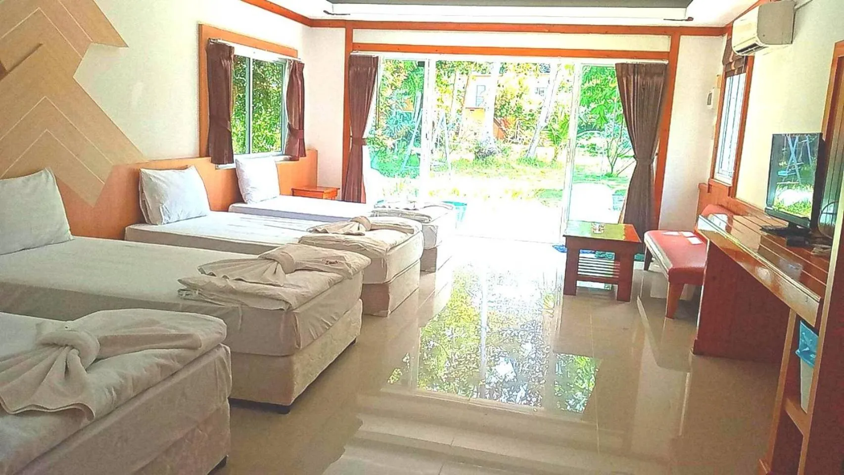 Photo of the whole room, Bed in Z-Touch Lipe Island Resort