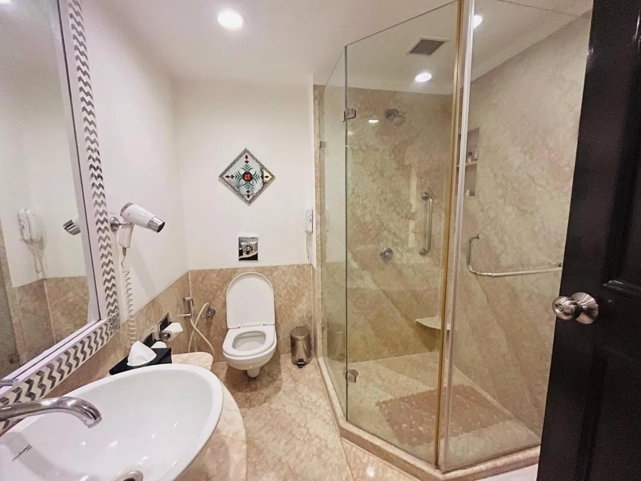 Shower in The Lalit Laxmi Vilas Palace