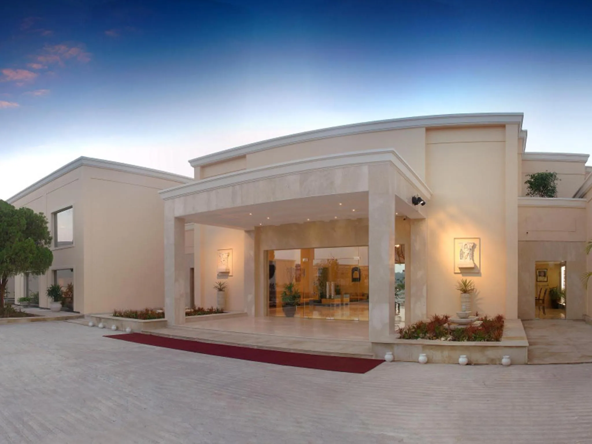 Facade/entrance in The Lalit Temple View