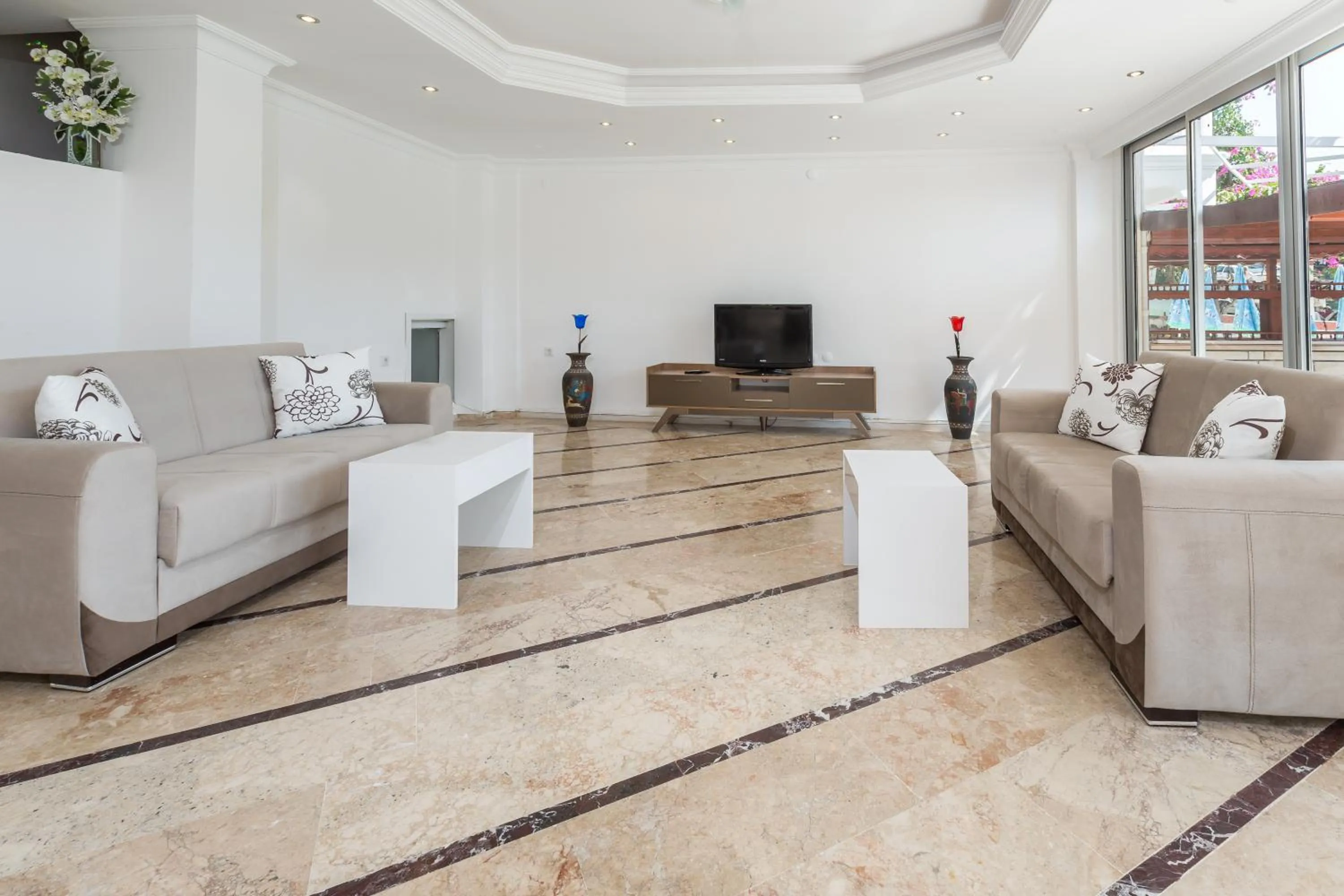 Communal lounge/ TV room in Habesos Hotel