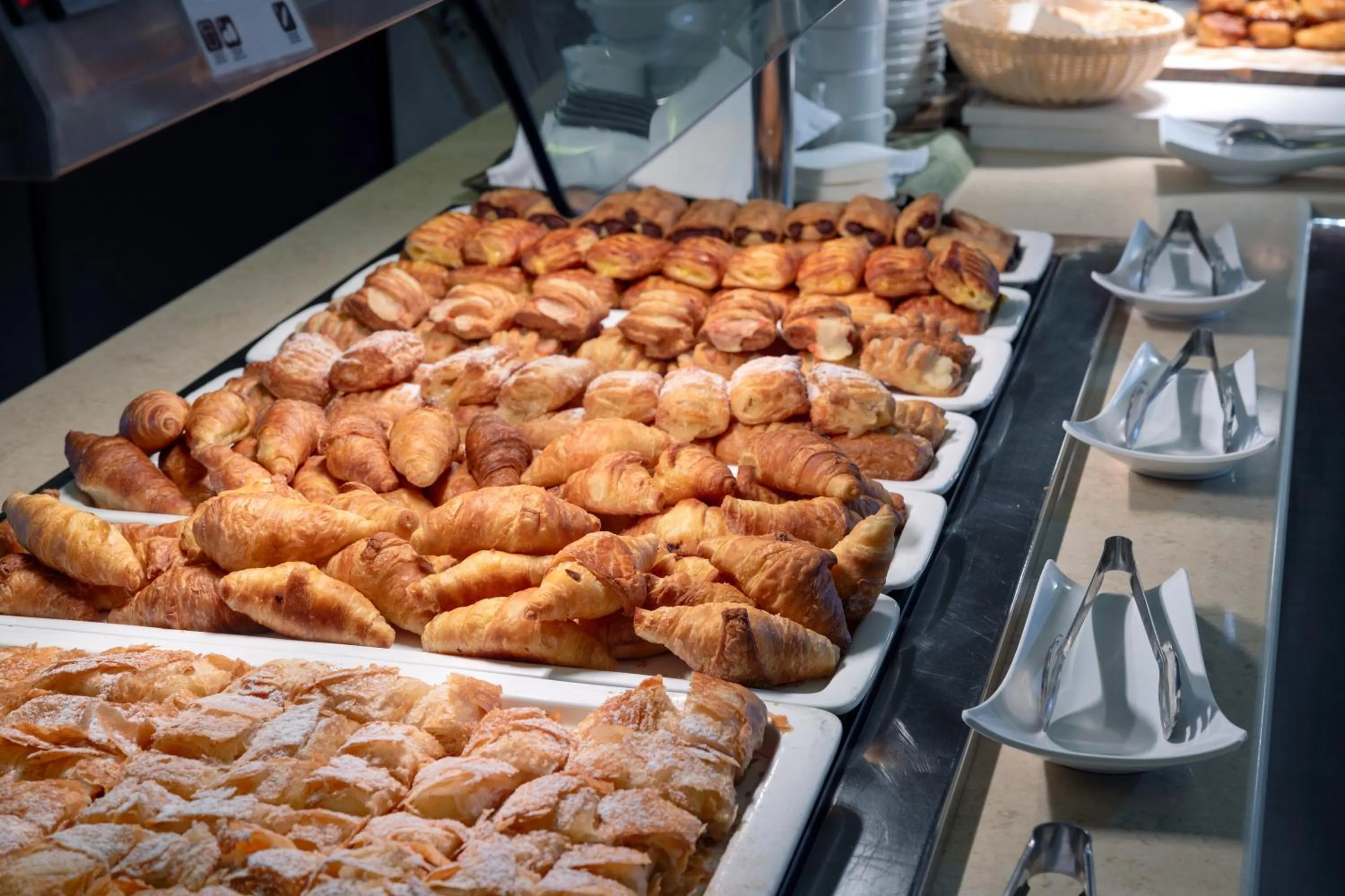 Food and drinks in Atlantis Beach Hotel