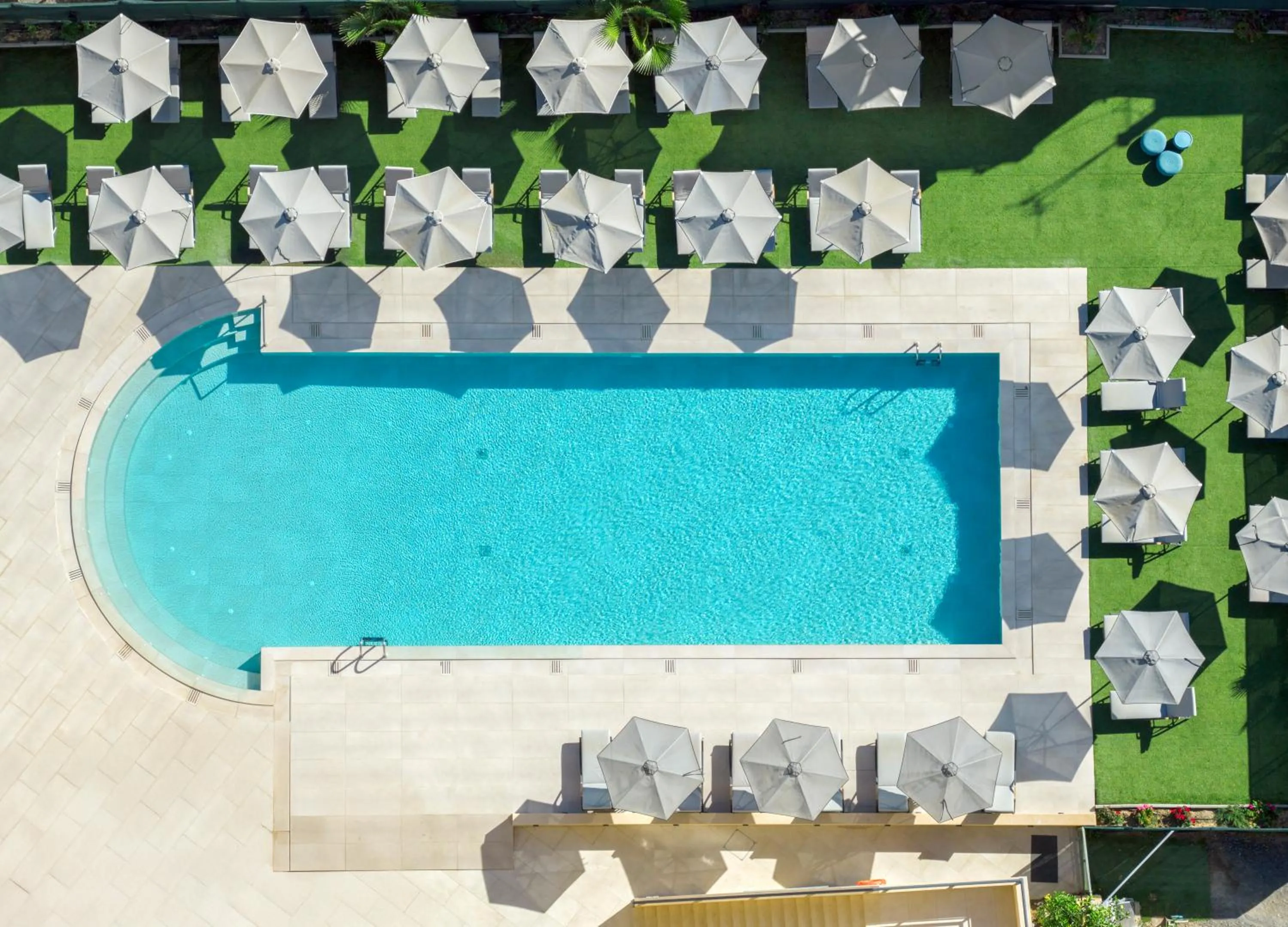 Swimming pool in Atlantis Beach Hotel