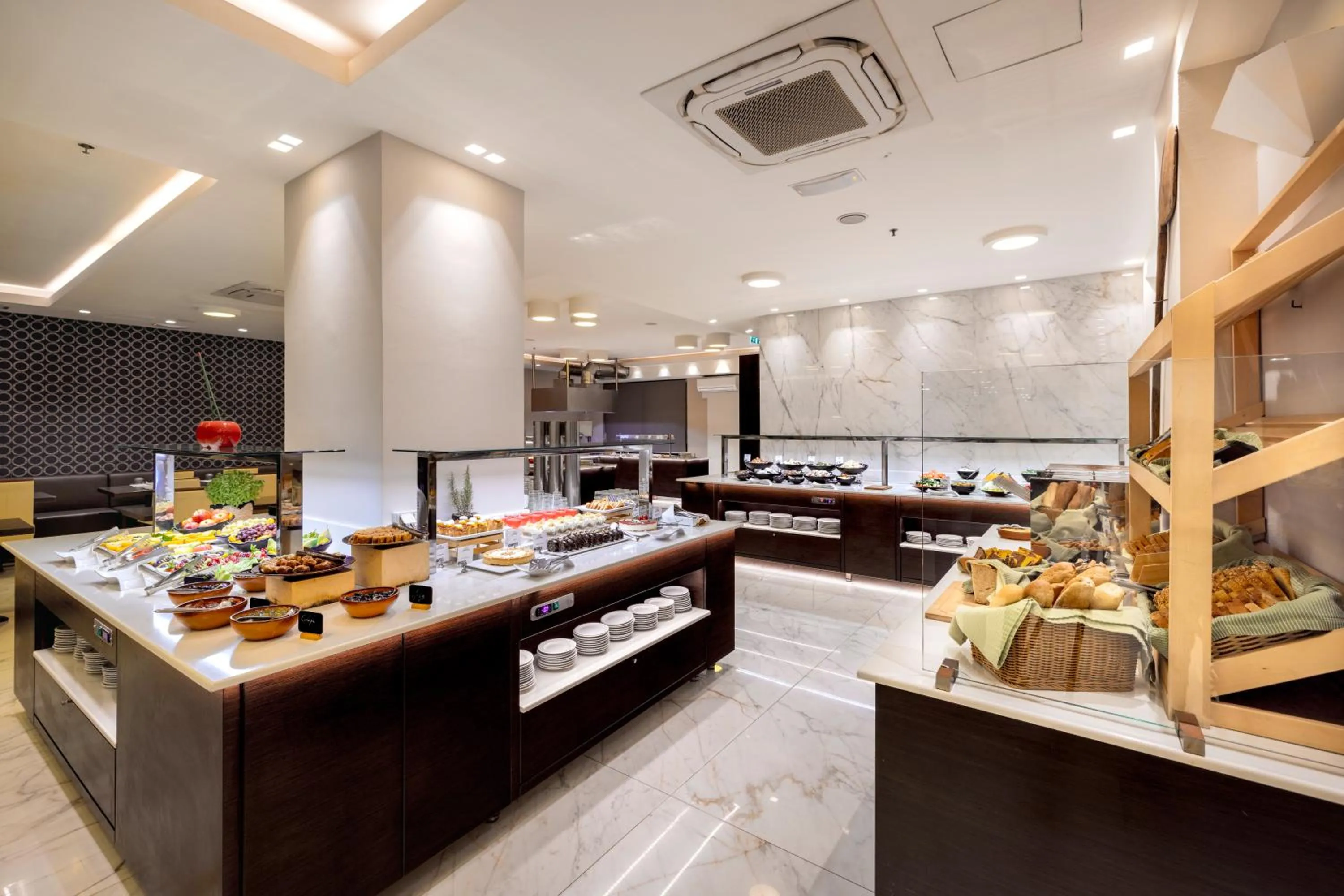 Food and drinks in Atlantis Beach Hotel