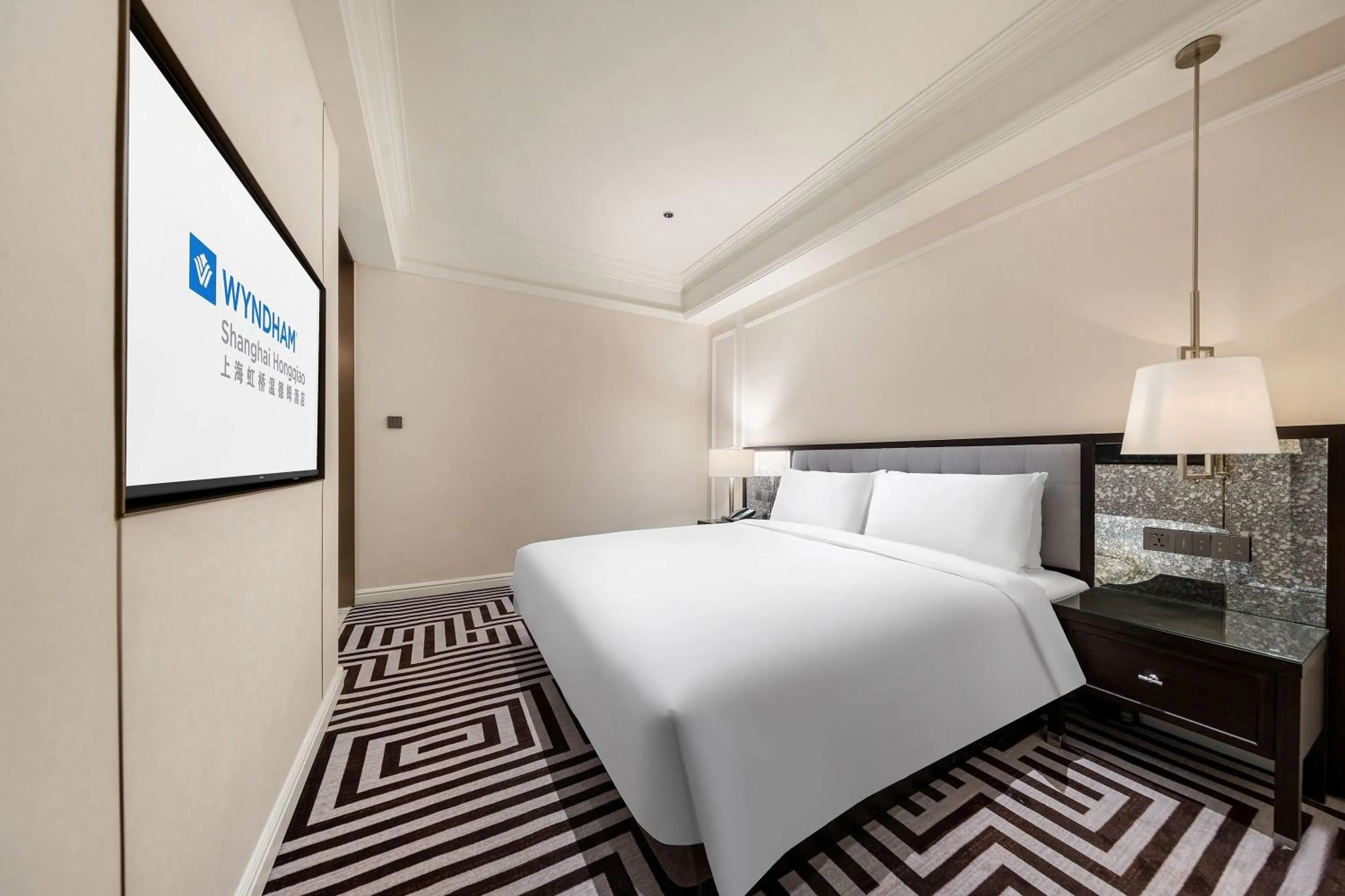 Photo of the whole room, Bed in Wyndham Shanghai Hongqiao-Near NECC