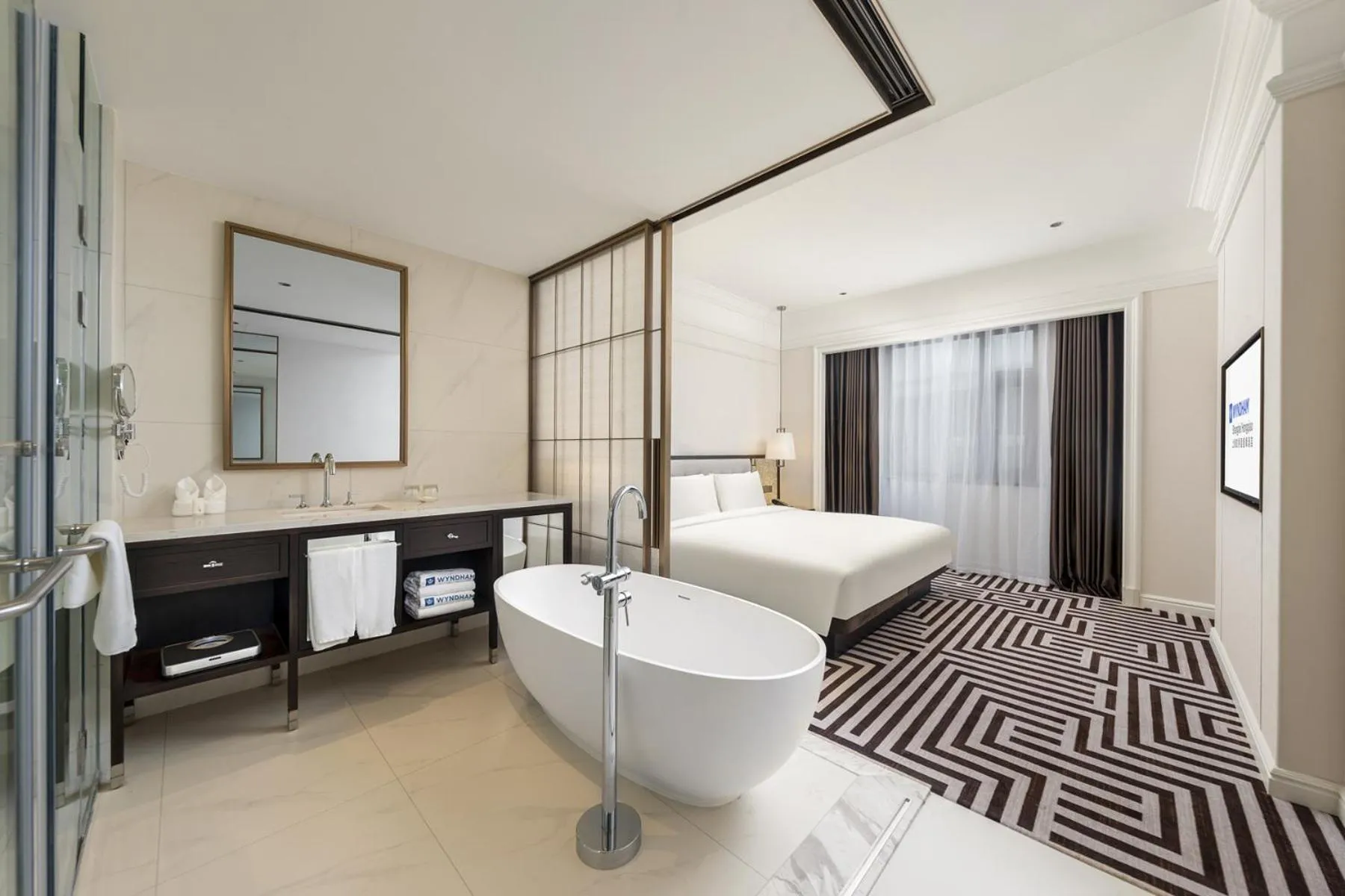 Photo of the whole room, Bed in Wyndham Shanghai Hongqiao-Near NECC