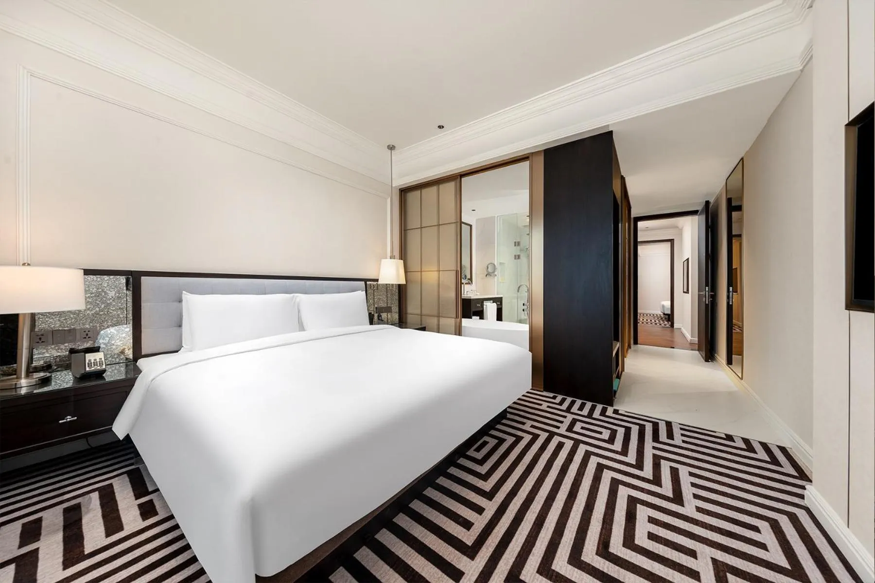 Photo of the whole room, Bed in Wyndham Shanghai Hongqiao-Near NECC