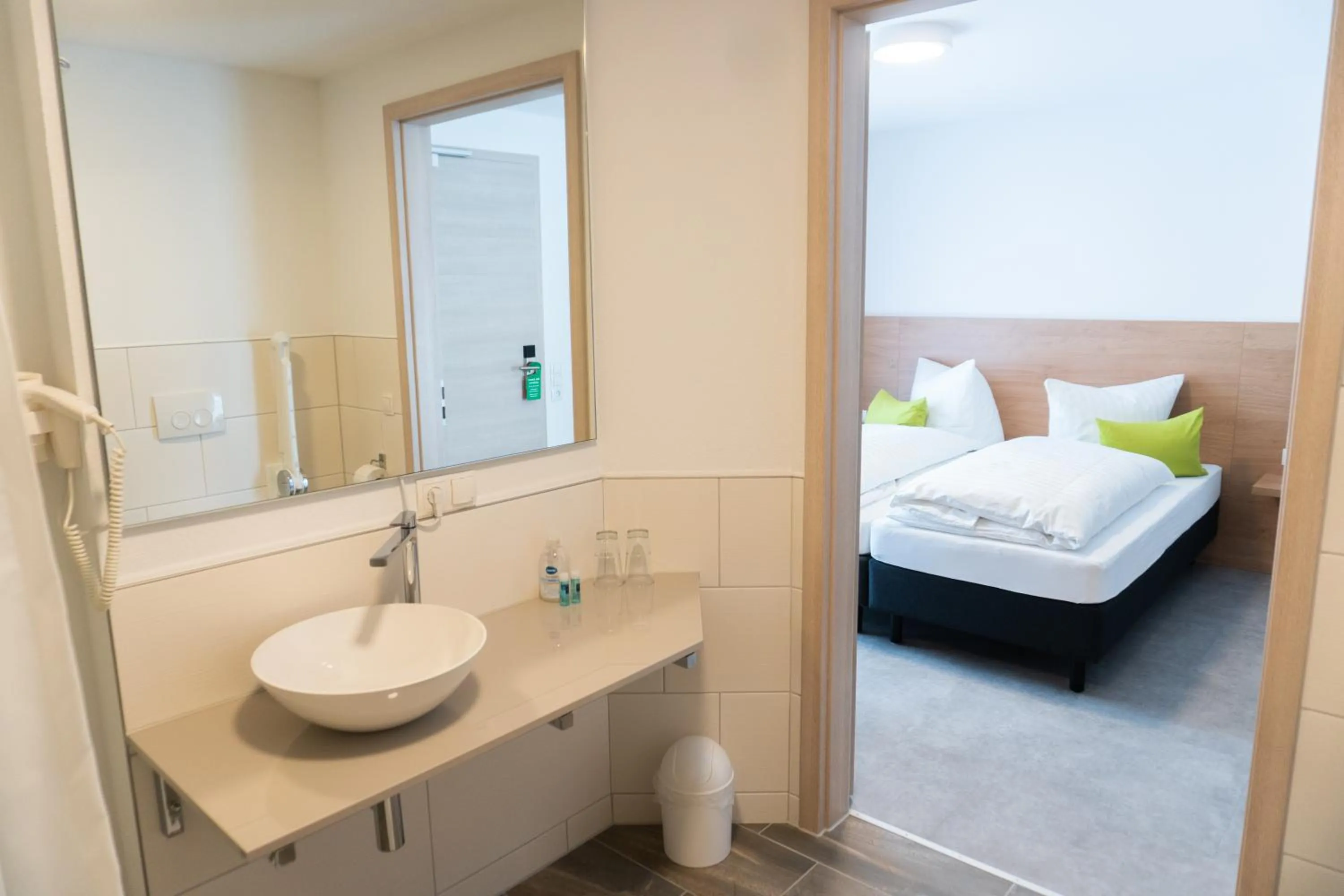 Bathroom, Bed in Pension Haas-Hotel am Turm