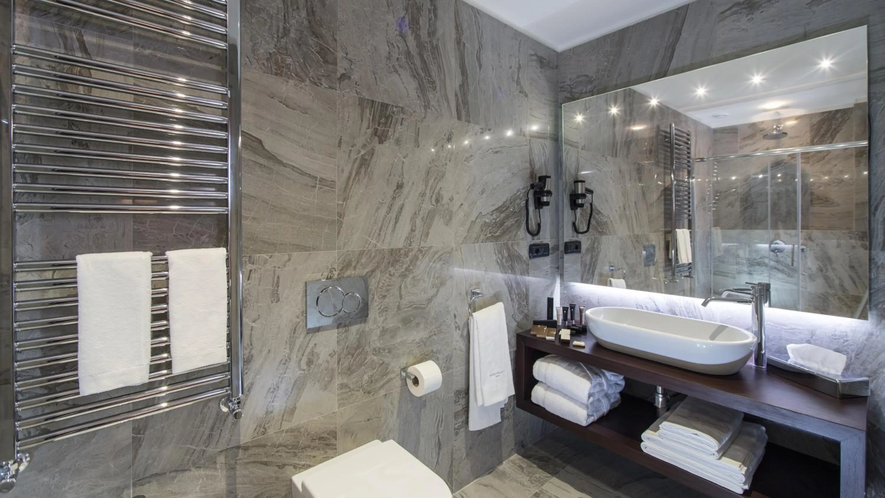 Shower in Monti Palace Hotel