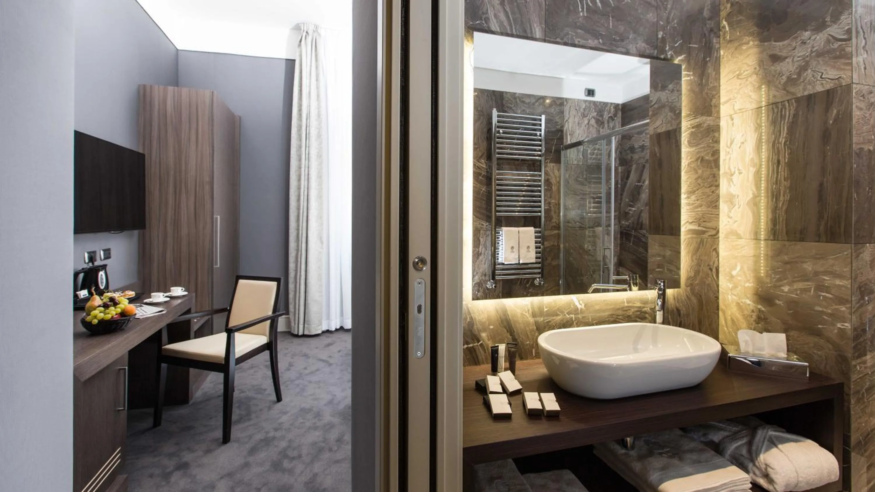 Bathroom in Monti Palace Hotel