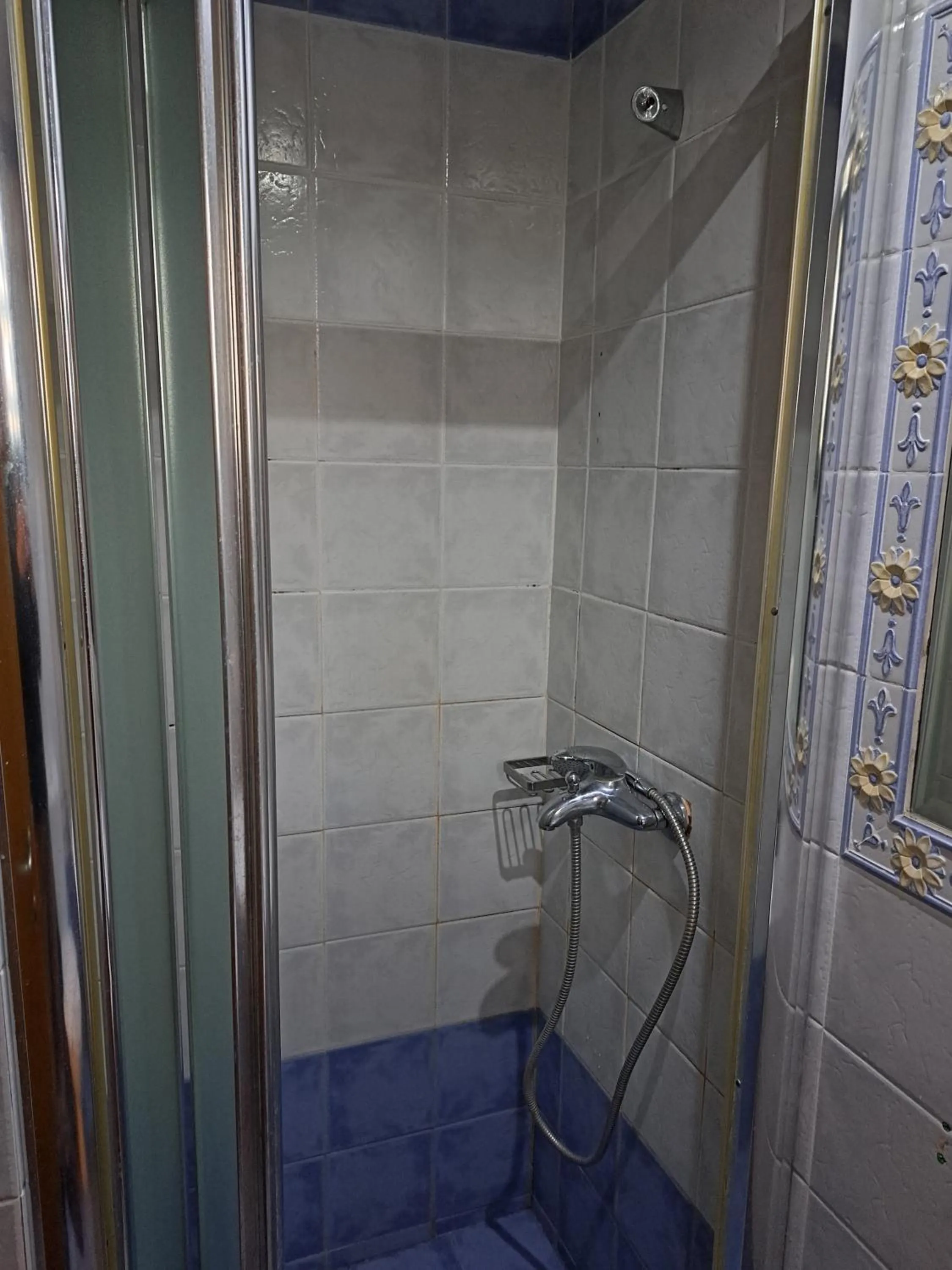 Shower in Nefeli Hotel Alimos