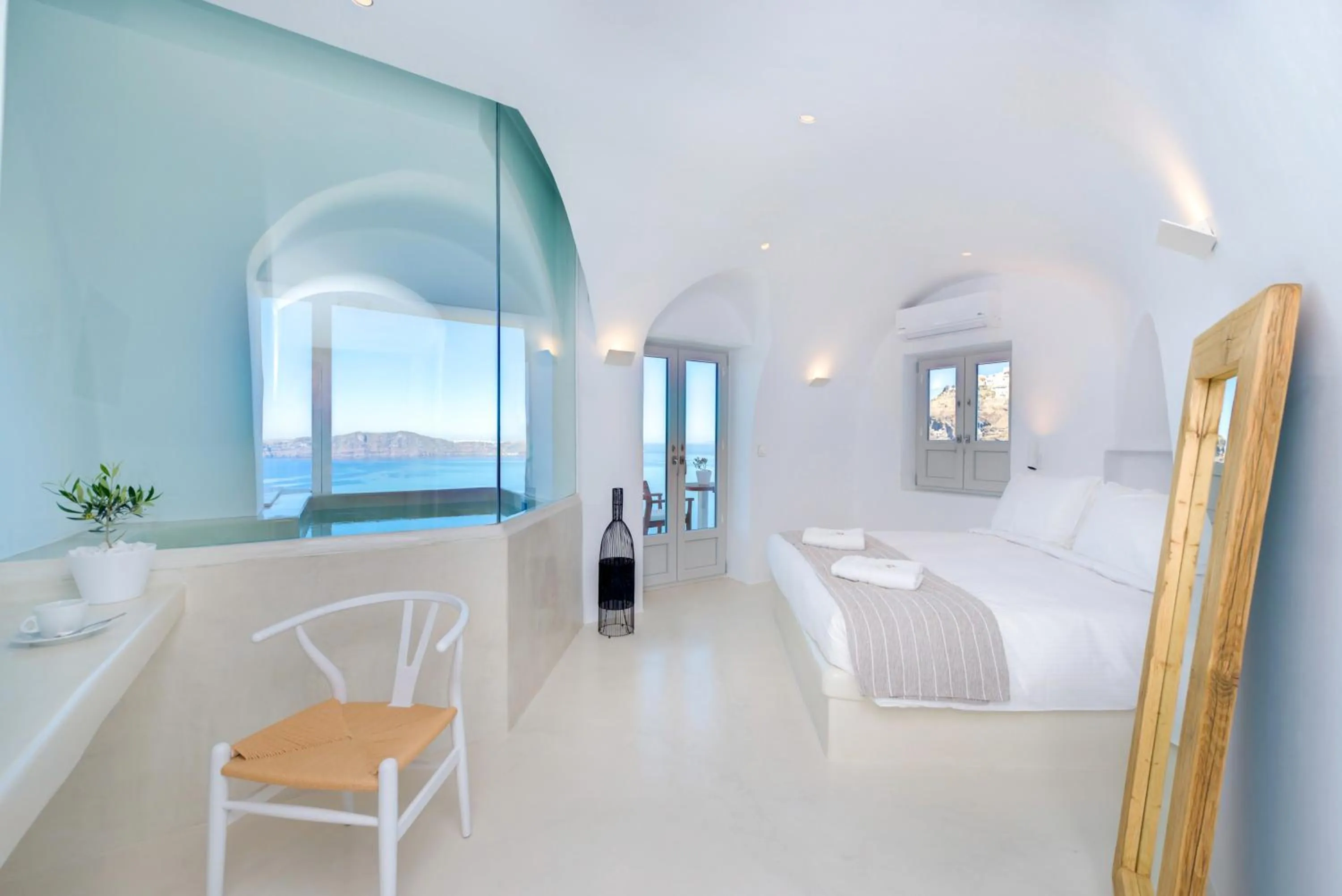 Photo of the whole room, Bed in Iriana Suites