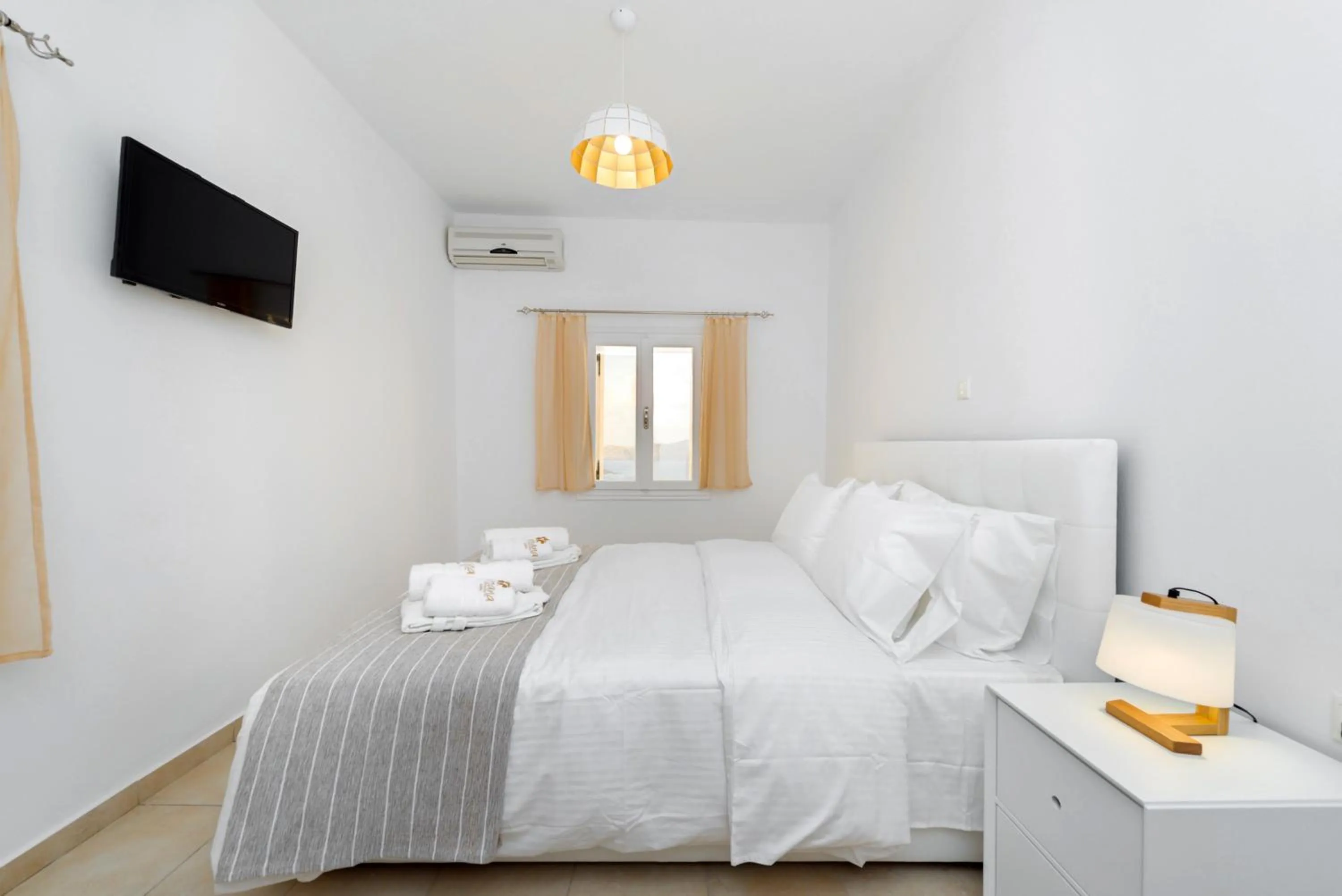 TV and multimedia, Bed in Iriana Suites