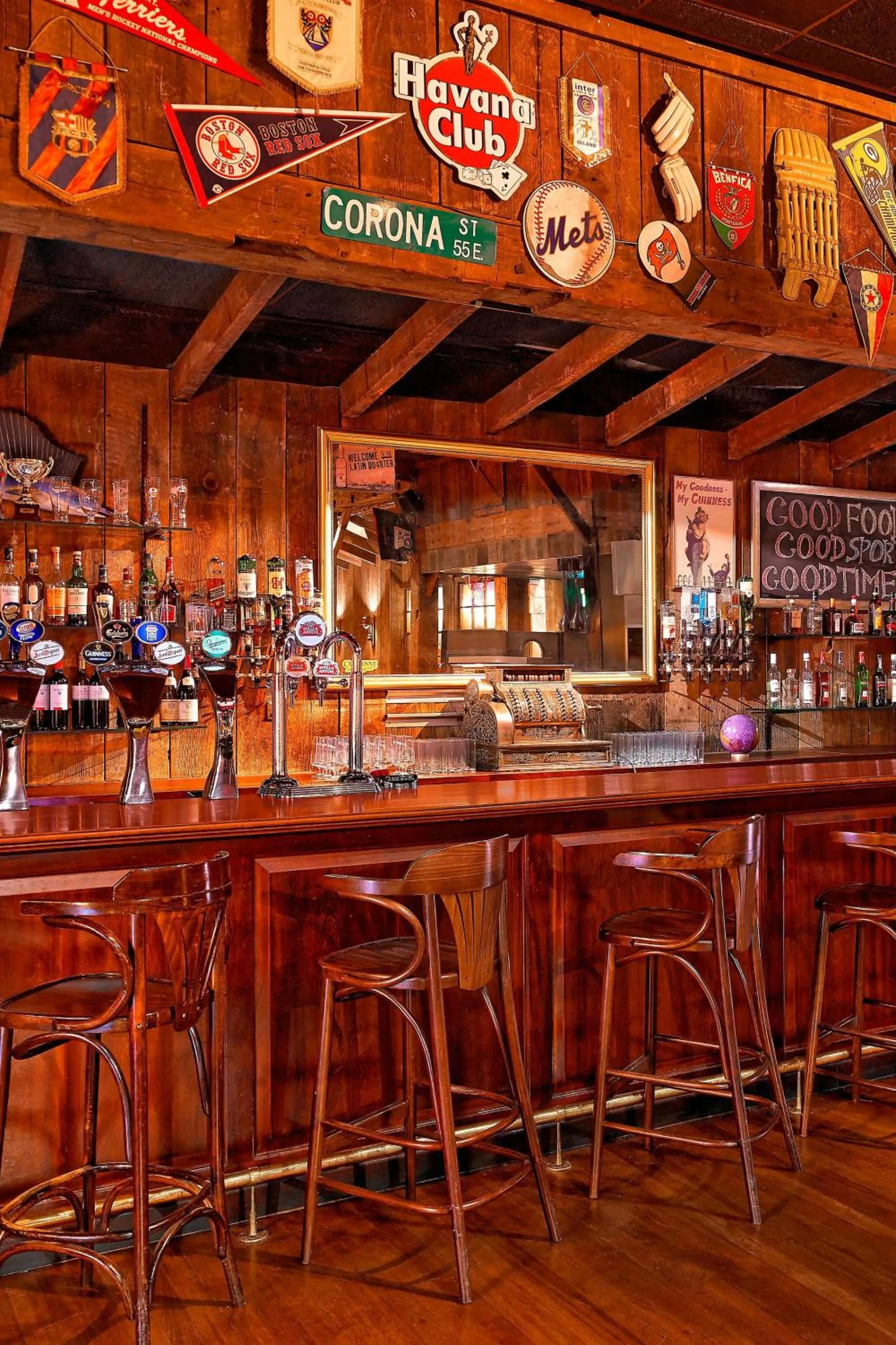 Lounge or bar in Sheraton Skyline Hotel London Heathrow