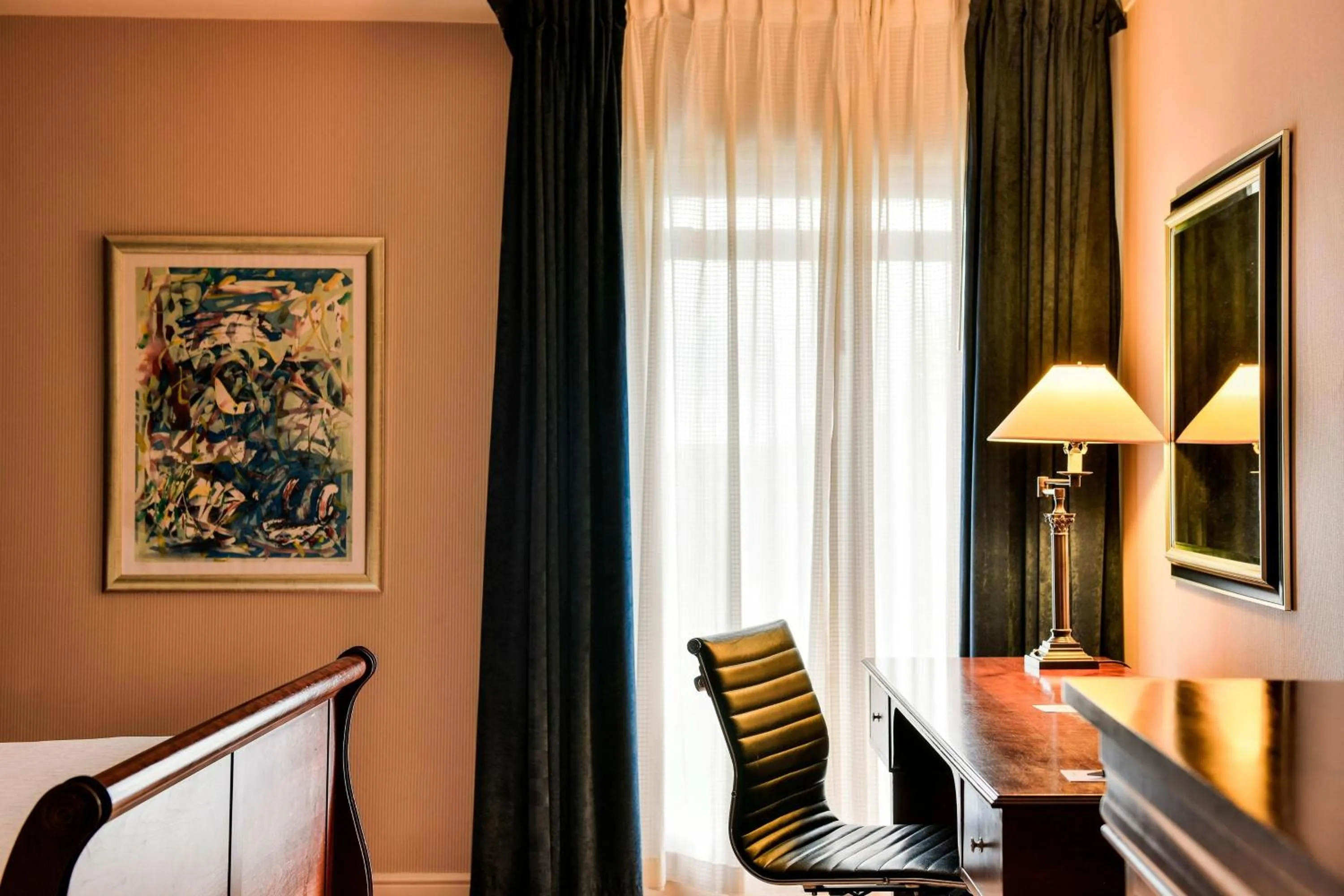 Living room in Sheraton Skyline Hotel London Heathrow