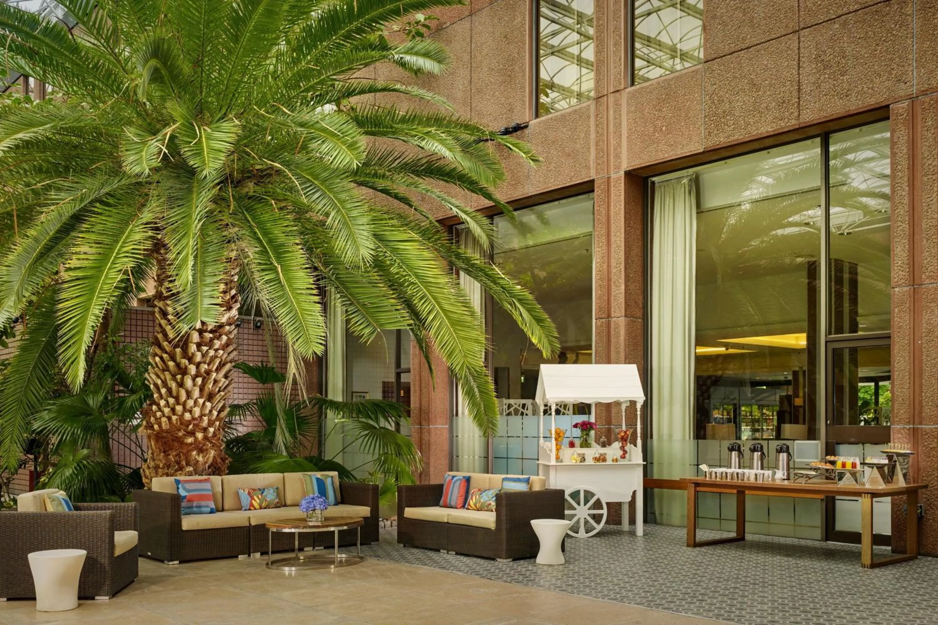 Lounge or bar in Sheraton Skyline Hotel London Heathrow