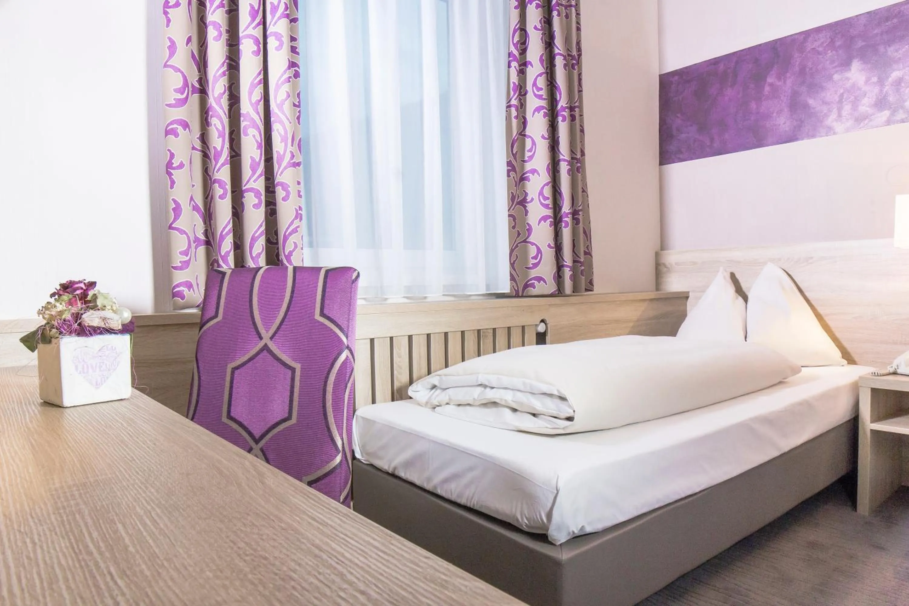 Bed in Hotel Neue Post