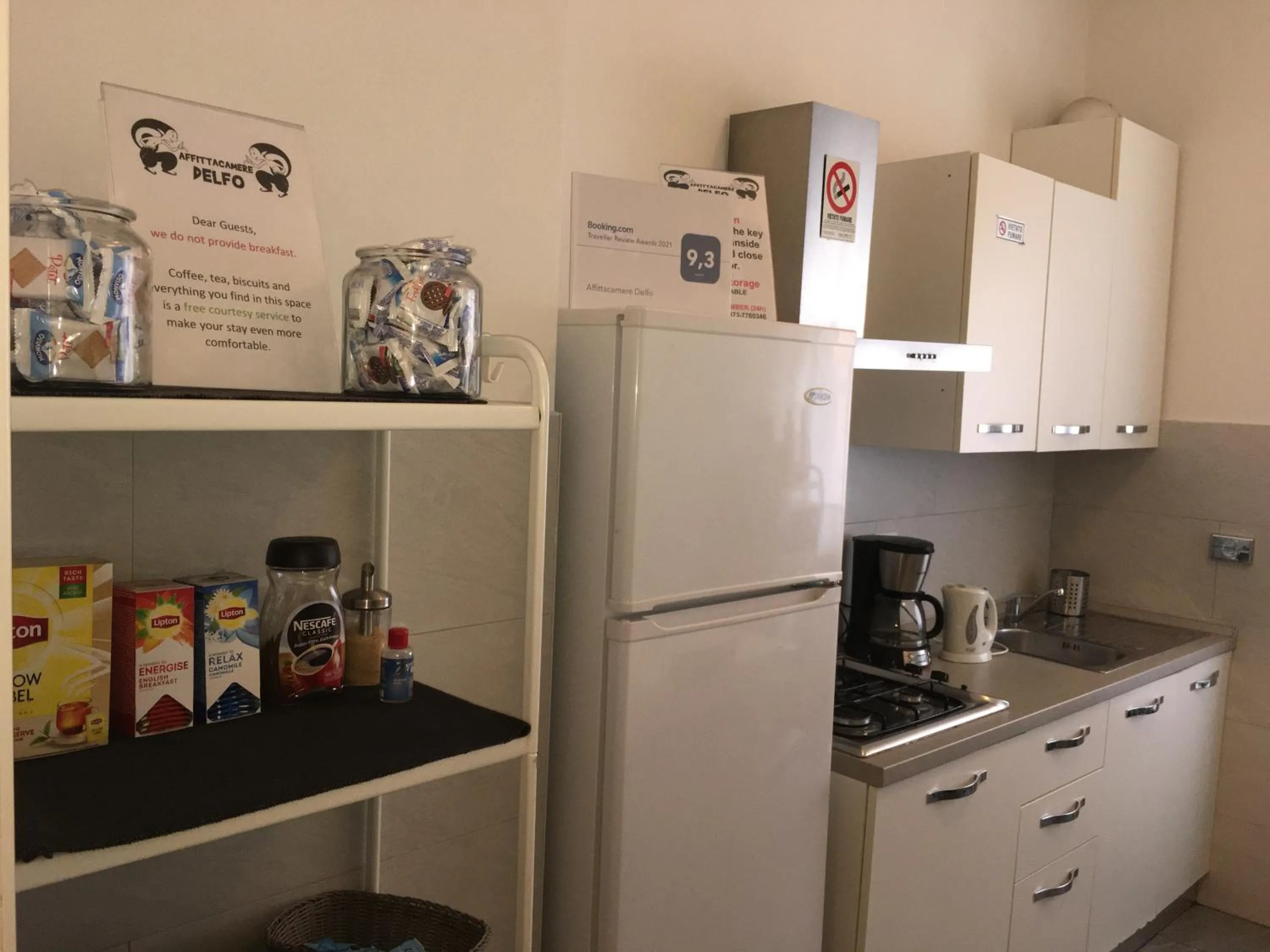 Coffee/tea facilities in Affittacamere Delfo