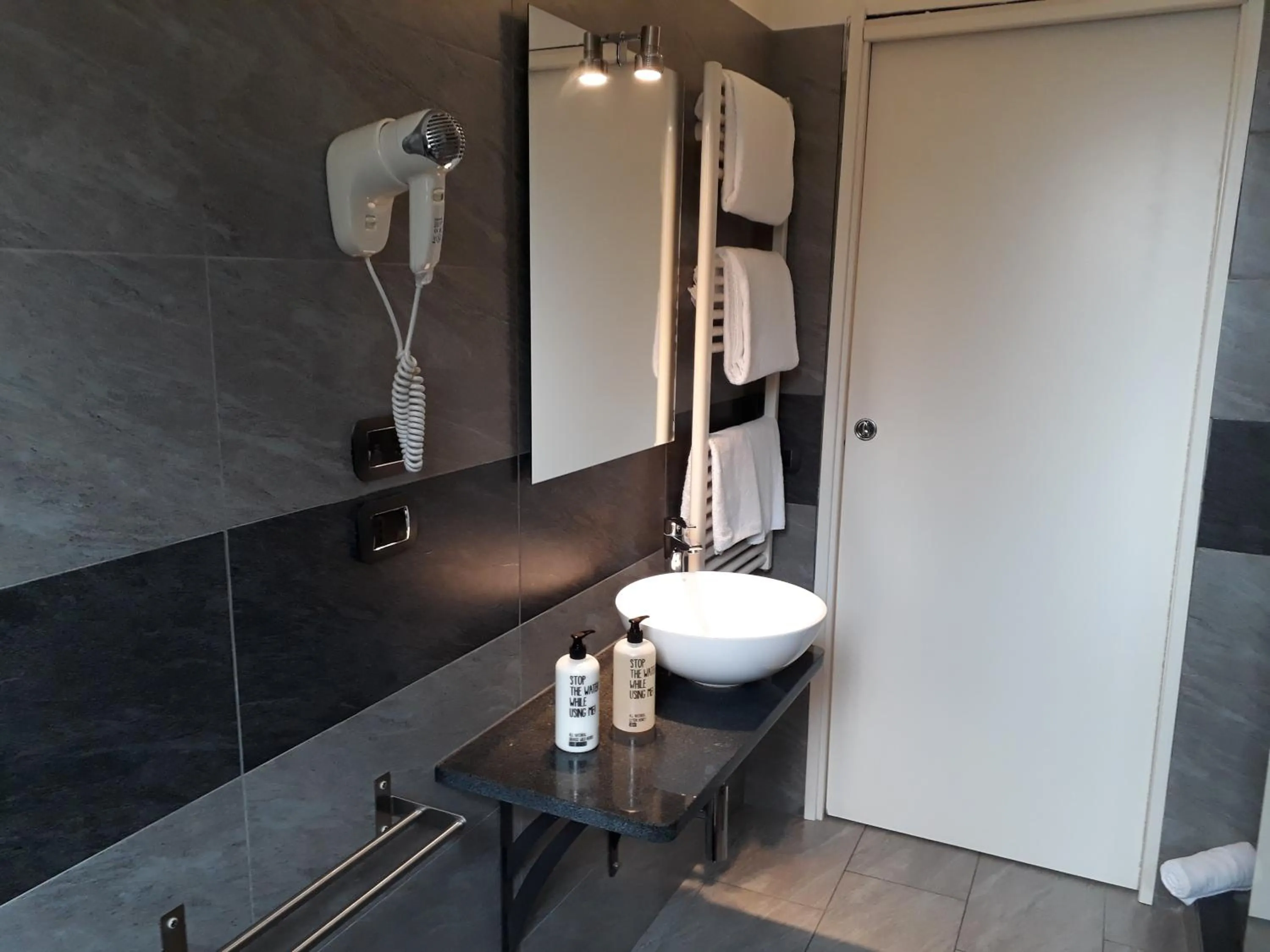 Bathroom in Affittacamere Delfo