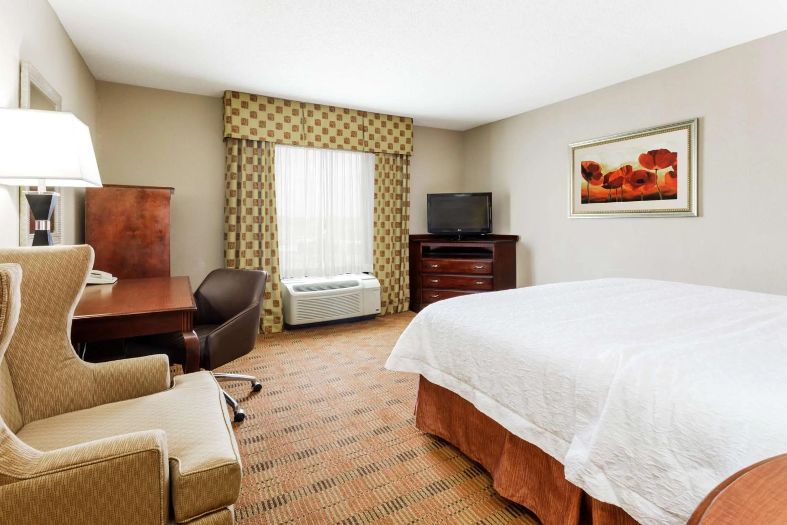 Bedroom, Bed in Hampton Inn Moss Point