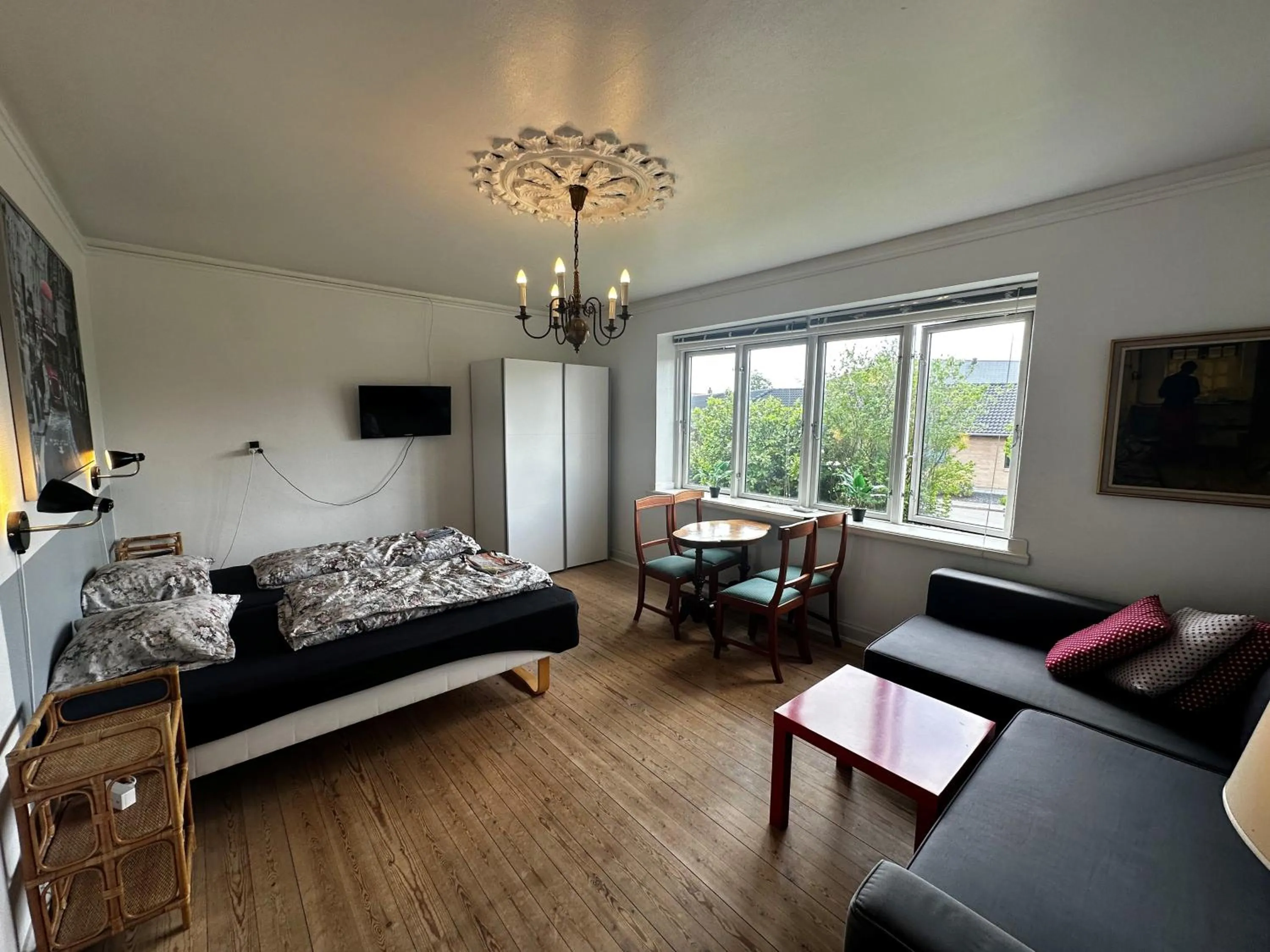 Photo of the whole room in Oasen