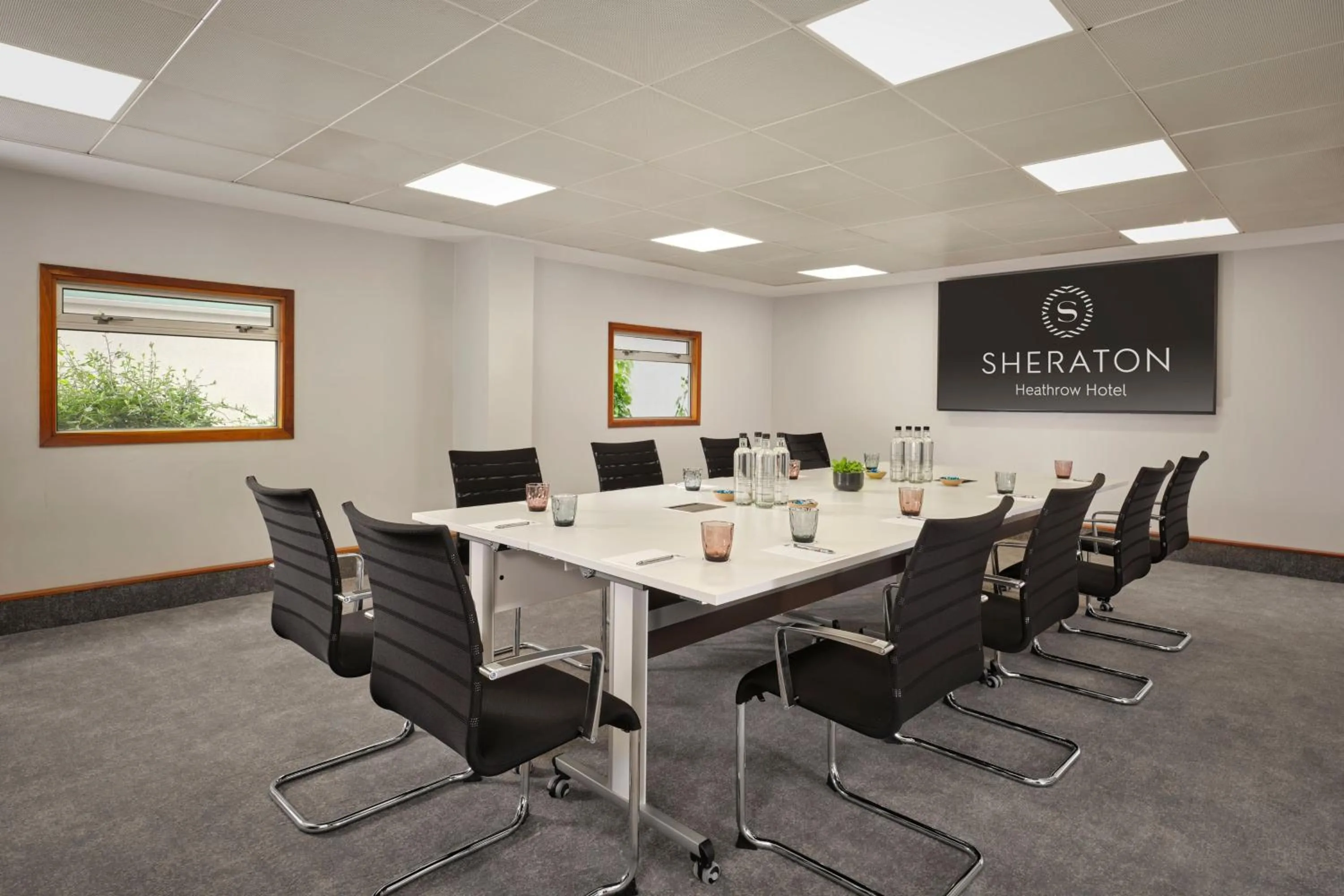 Lounge or bar in Sheraton Heathrow Hotel