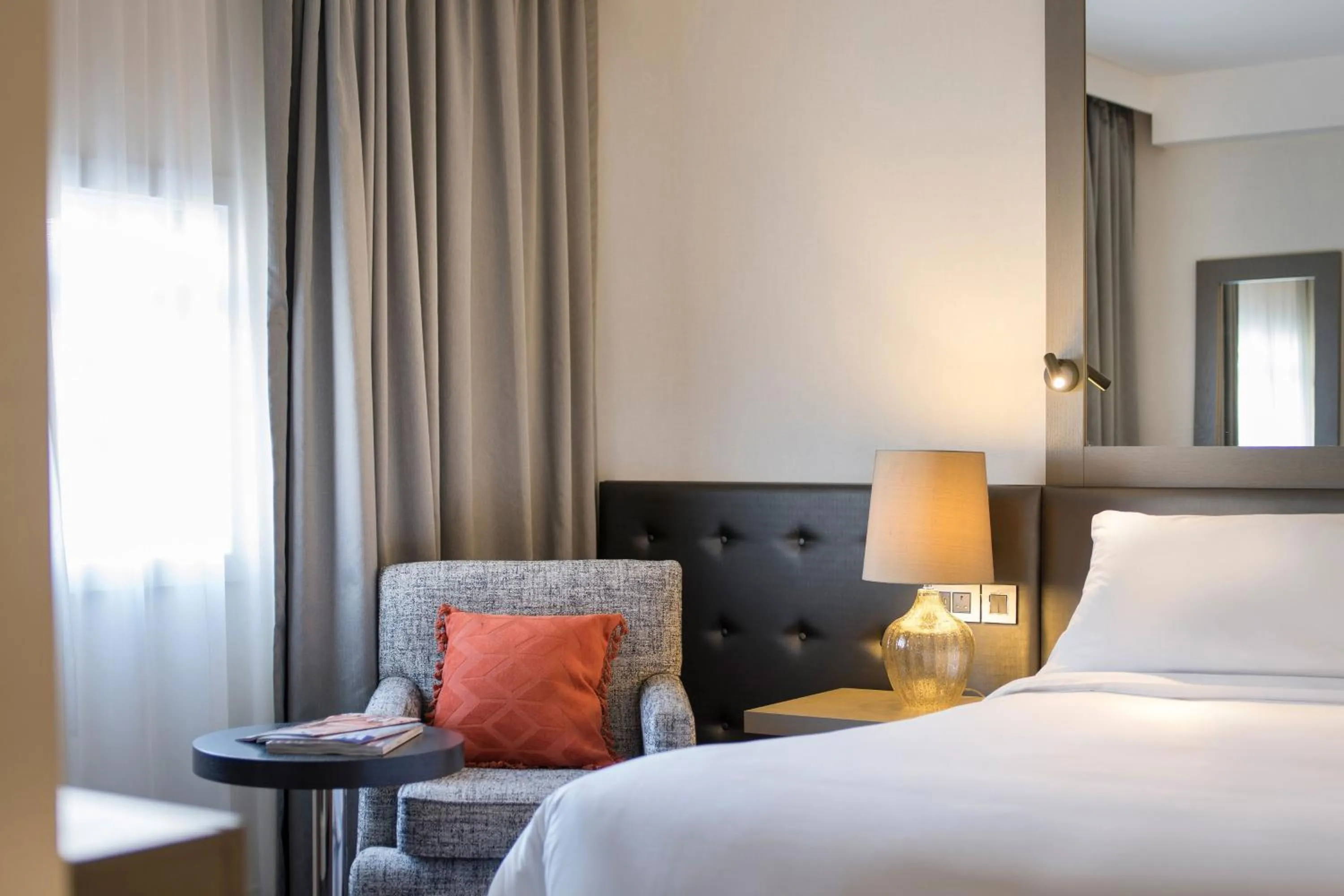 Photo of the whole room, Bed in Sheraton Heathrow Hotel