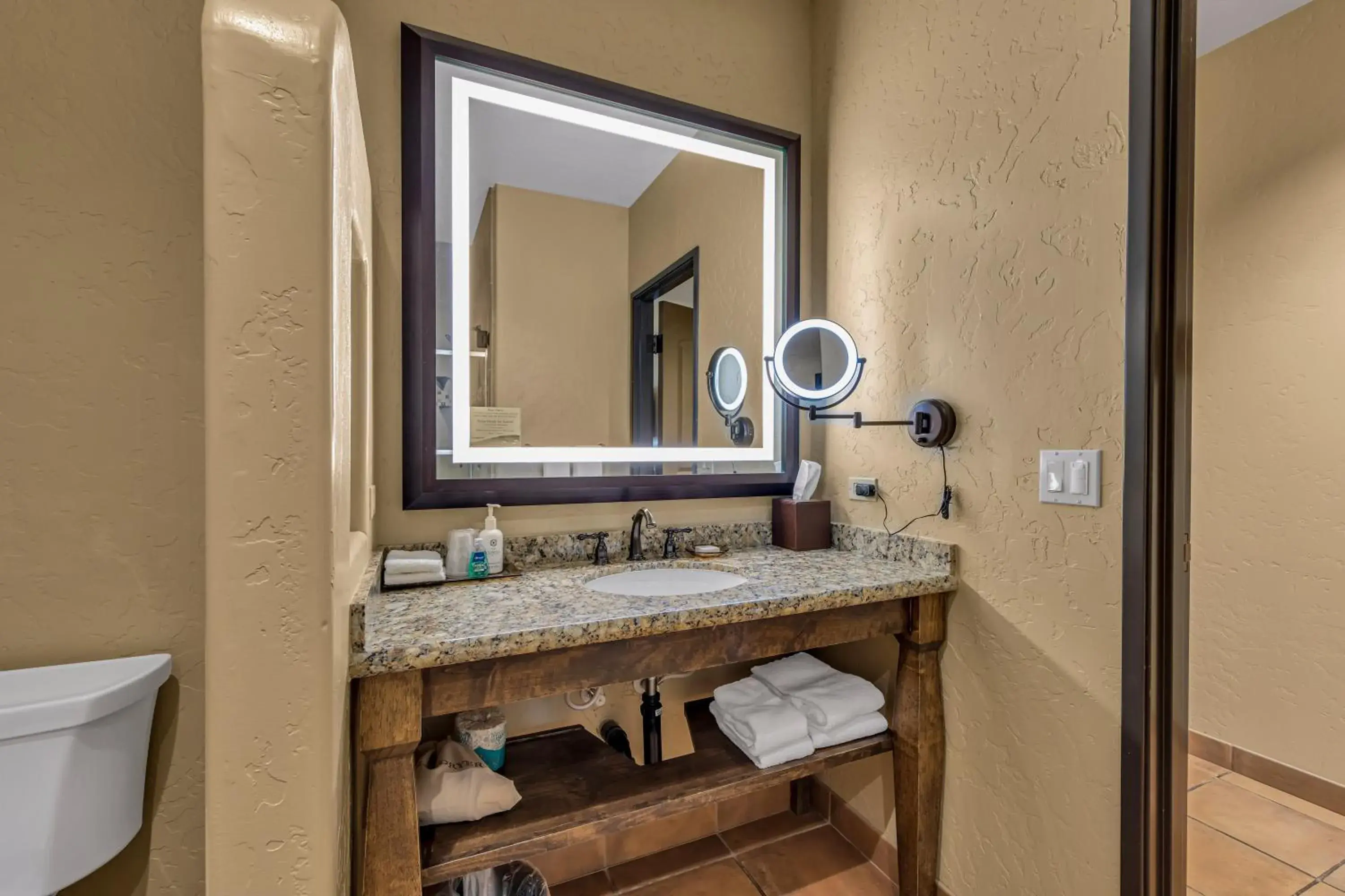 King Room - Disability Access in The Murieta Inn and Spa King Room - Disability Access in The Murieta Inn and Spa