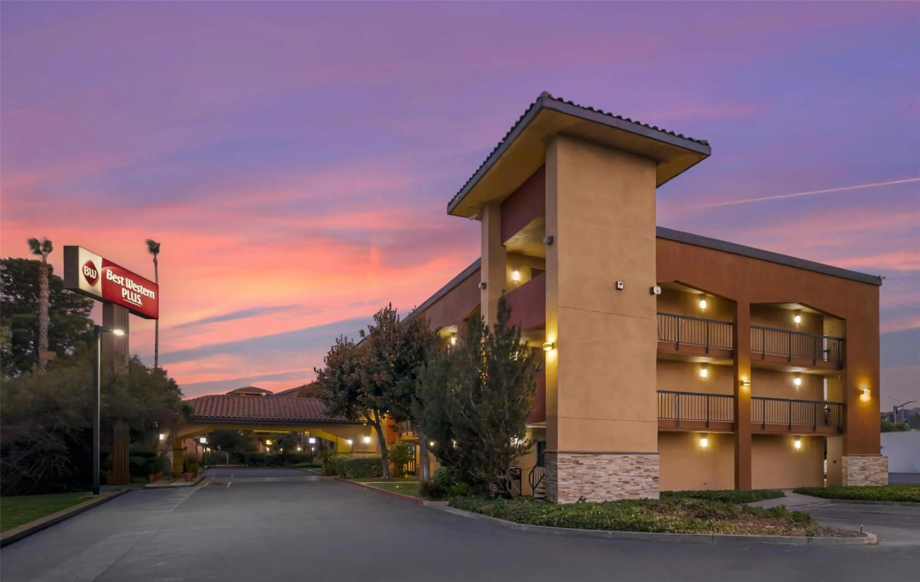 Property building in Best Western Plus Pleasanton Inn