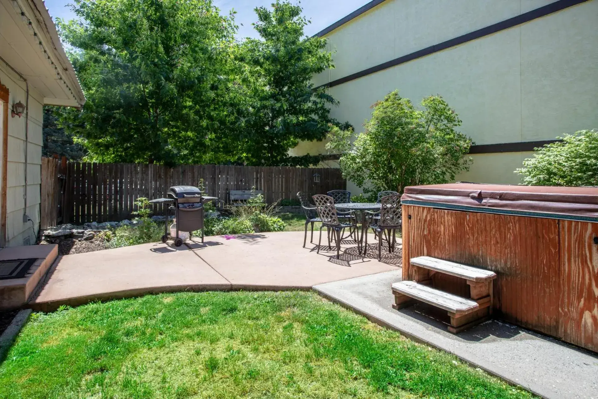 Stand Alone Cottage with Private Backyard and Hot Tub - .5 block from the Obertal Inn - Downtown in Obertal Inn Stand Alone Cottage with Private Backyard and Hot Tub - .5 block from the Obertal Inn - Downtown in Obertal Inn