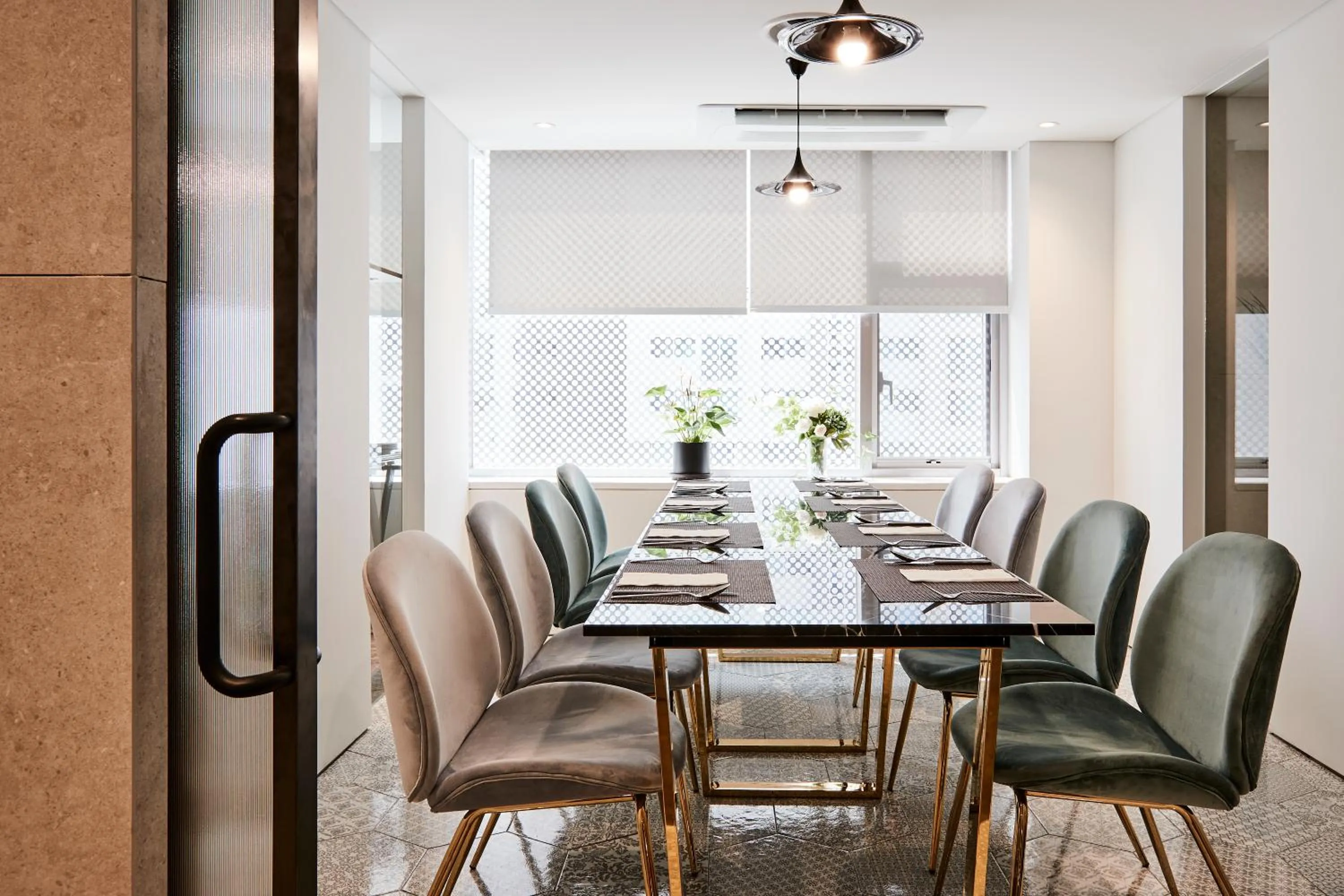 Restaurant/places to eat in Hotel NewV