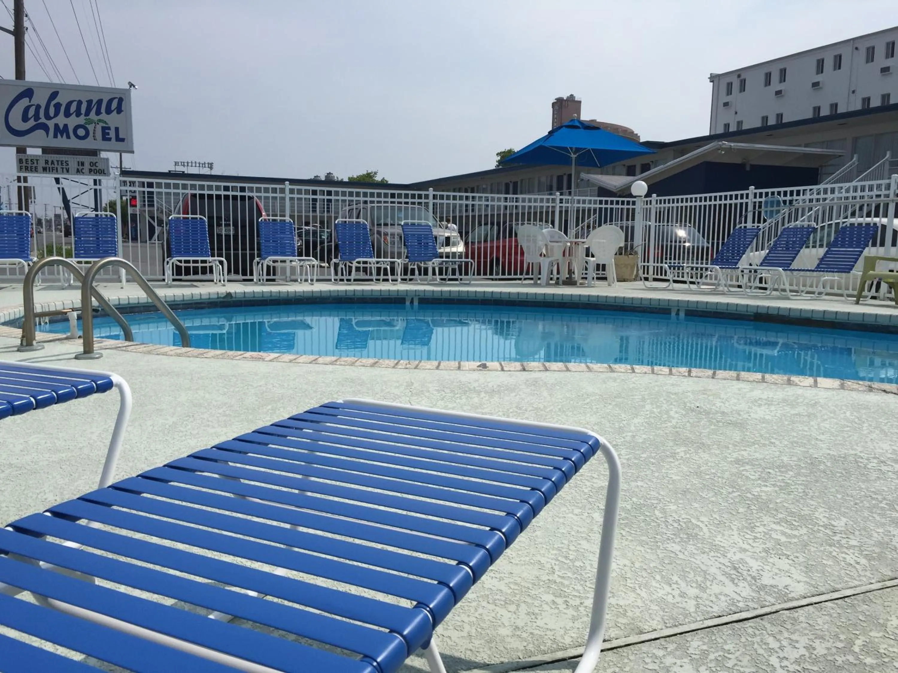 Swimming pool in Cabana Motel