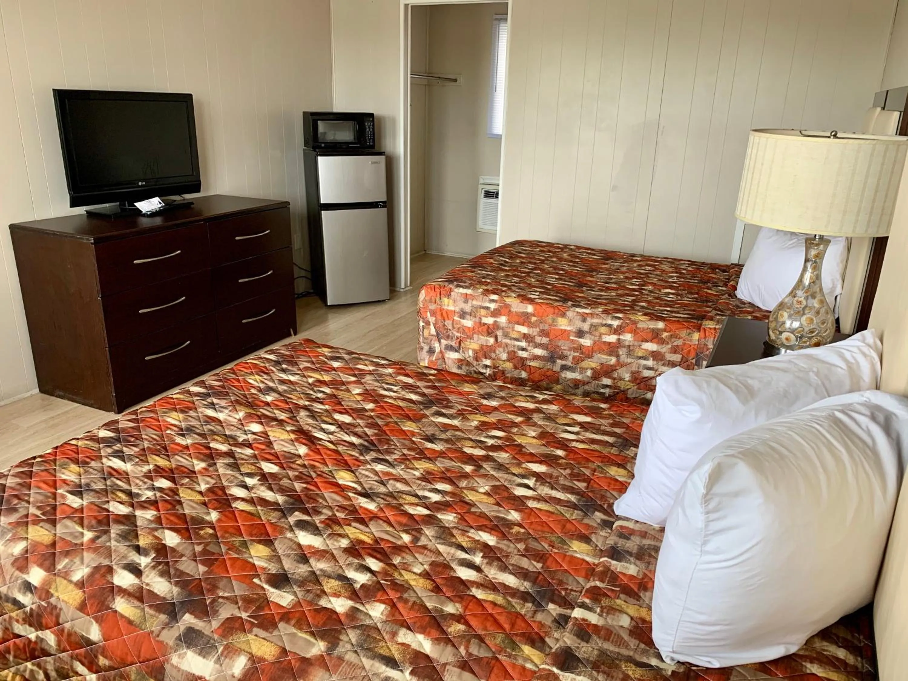 Photo of the whole room, Bed in Cabana Motel