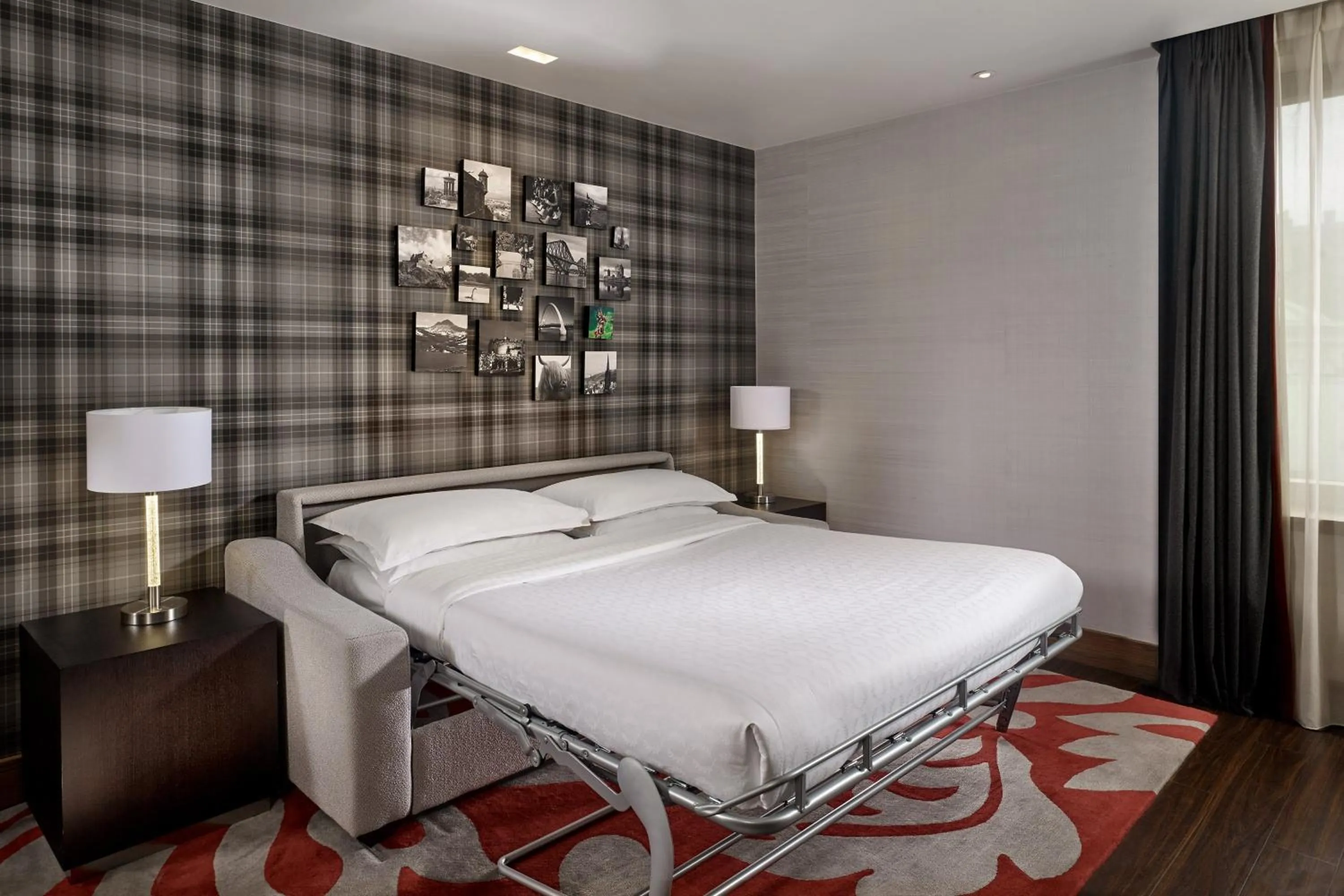 Bedroom, Bed in Sheraton Grand Hotel & Spa