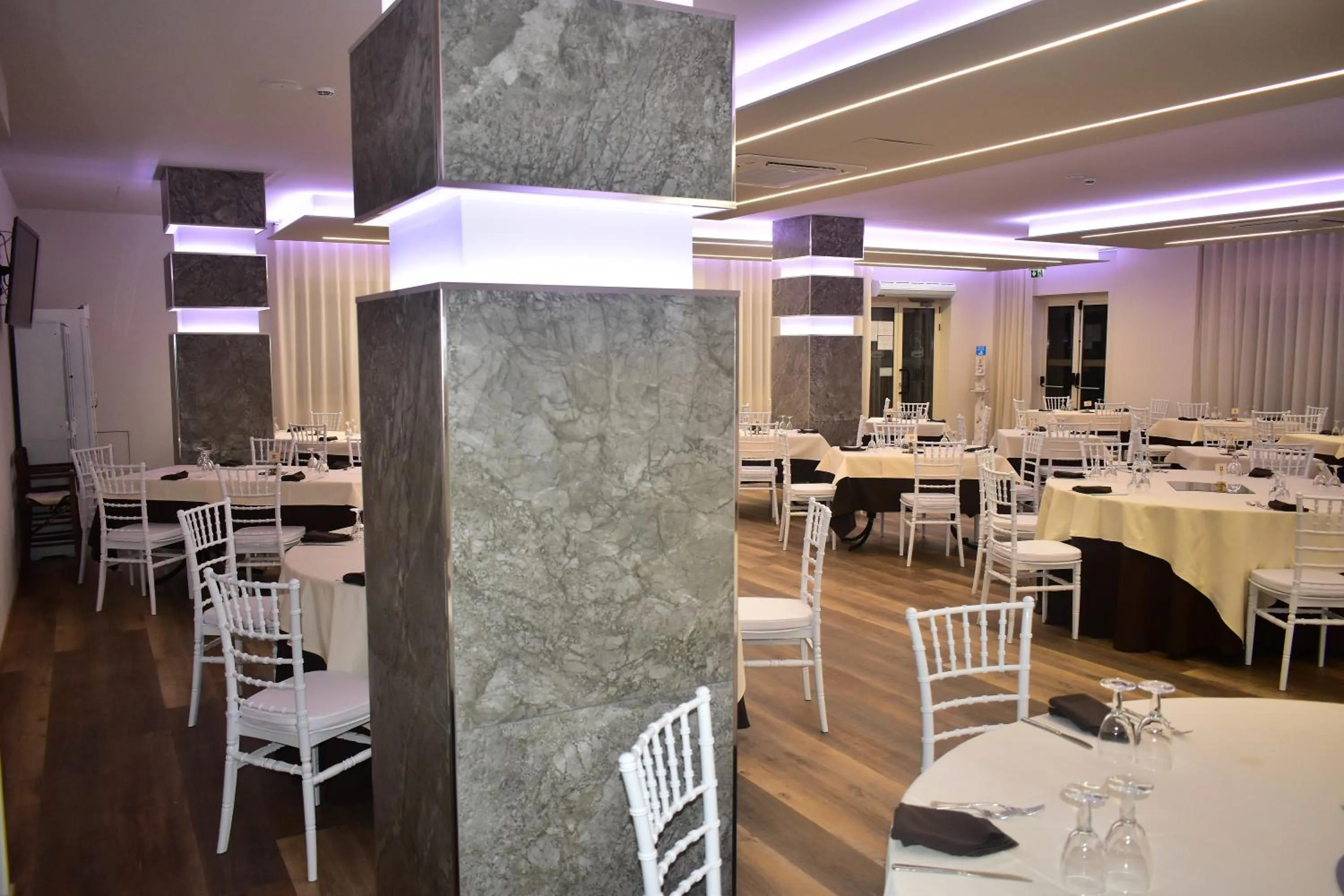 Restaurant/places to eat in Hotel Garden