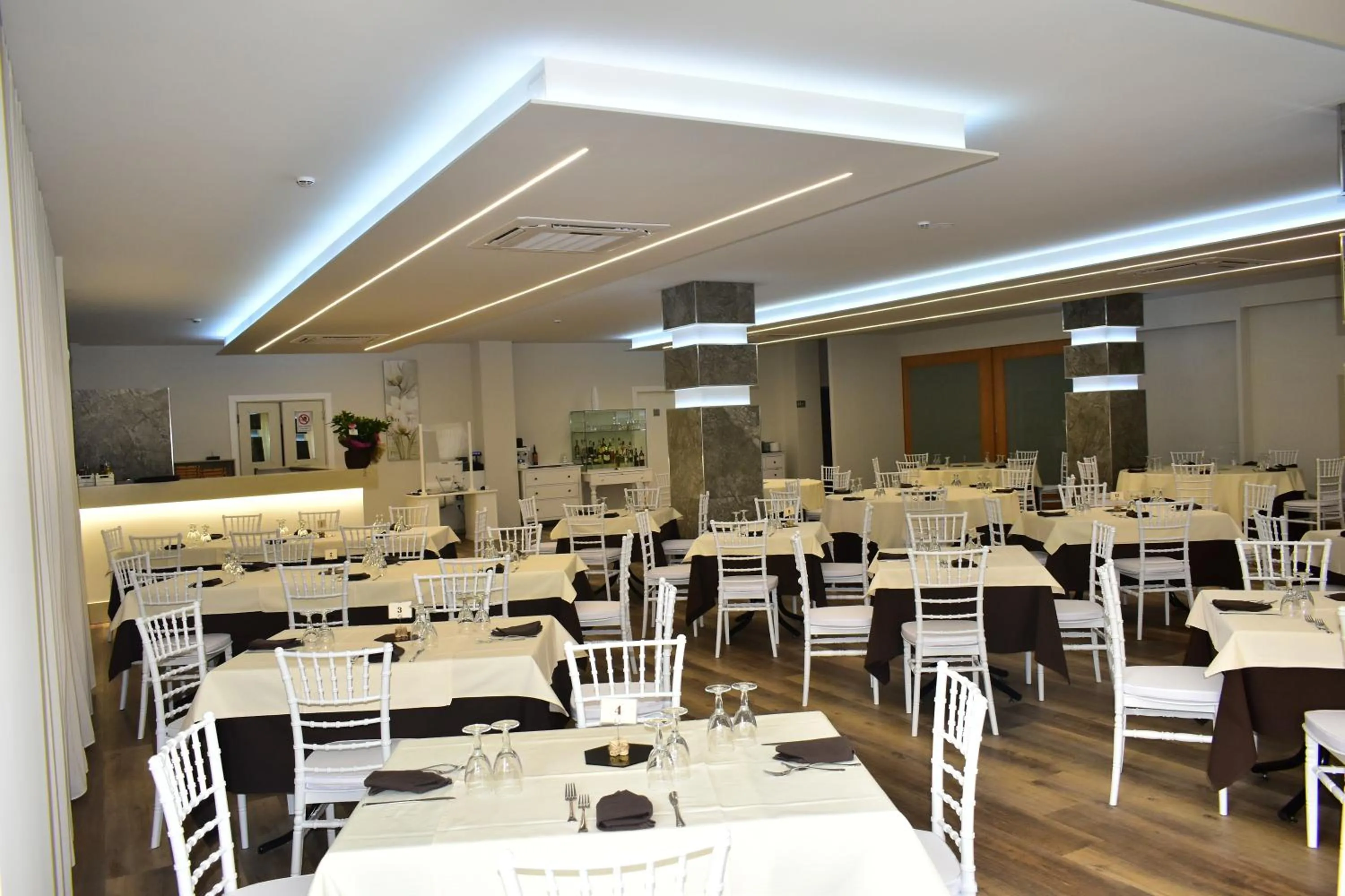 Restaurant/places to eat in Hotel Garden