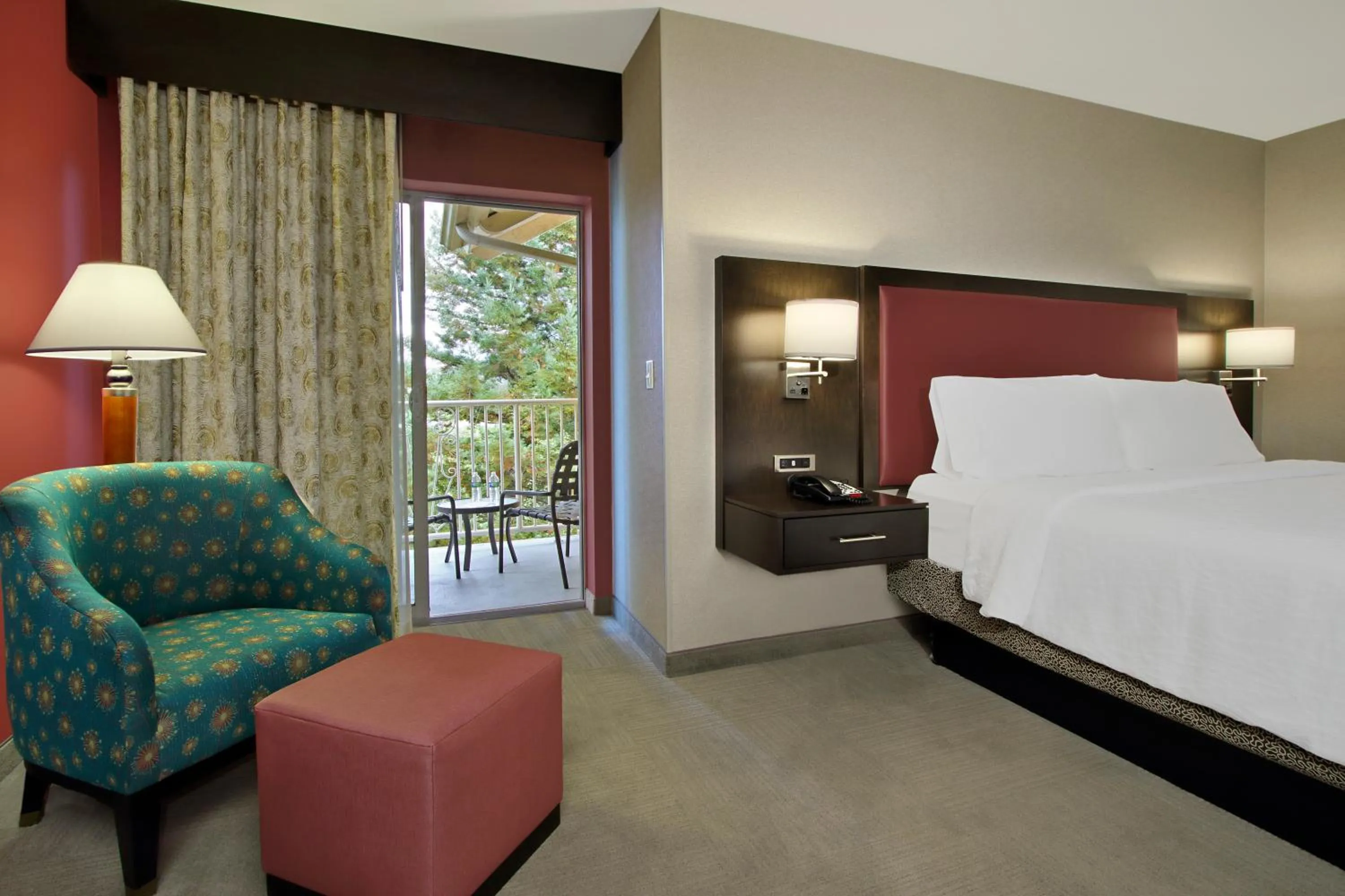 Bed in Hilton Garden Inn Sonoma County Airport